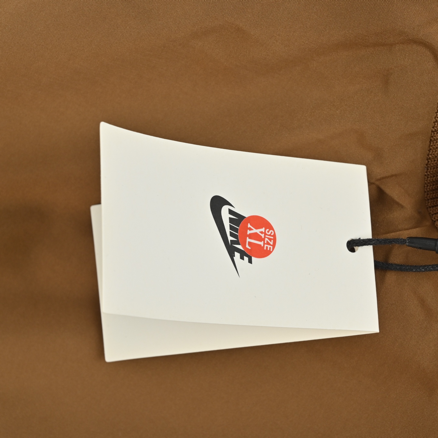 本地自取:💰320
Nike/耐克 25Fw 小标棉服外套
男女情侣款非常火爆!柜子同款!还原客供面料!高逼格!nike耐克冬季男女同款情侣款保暖个性棒球领飞行青年立领短款休闲大众简约风!定制拉链 定制螺纹!小红书 抖音爆款众明星纷纷上身!采用原厂客供防风面料,选用新疆棉绒和高端羽绒棉夹层内里,亲肤柔软 保暖效果更佳!胸前标志性彰显品牌特征,落肩袖设计 宽松有型,尽显时尚感,工艺复杂,细节完美,,男女同款,百搭神器,绝对炸街!冬季保暖必备之一!完美品质!整箱援货!颜值相当高 做工超精致
颜色:黑色 卡其
Size:S-XL