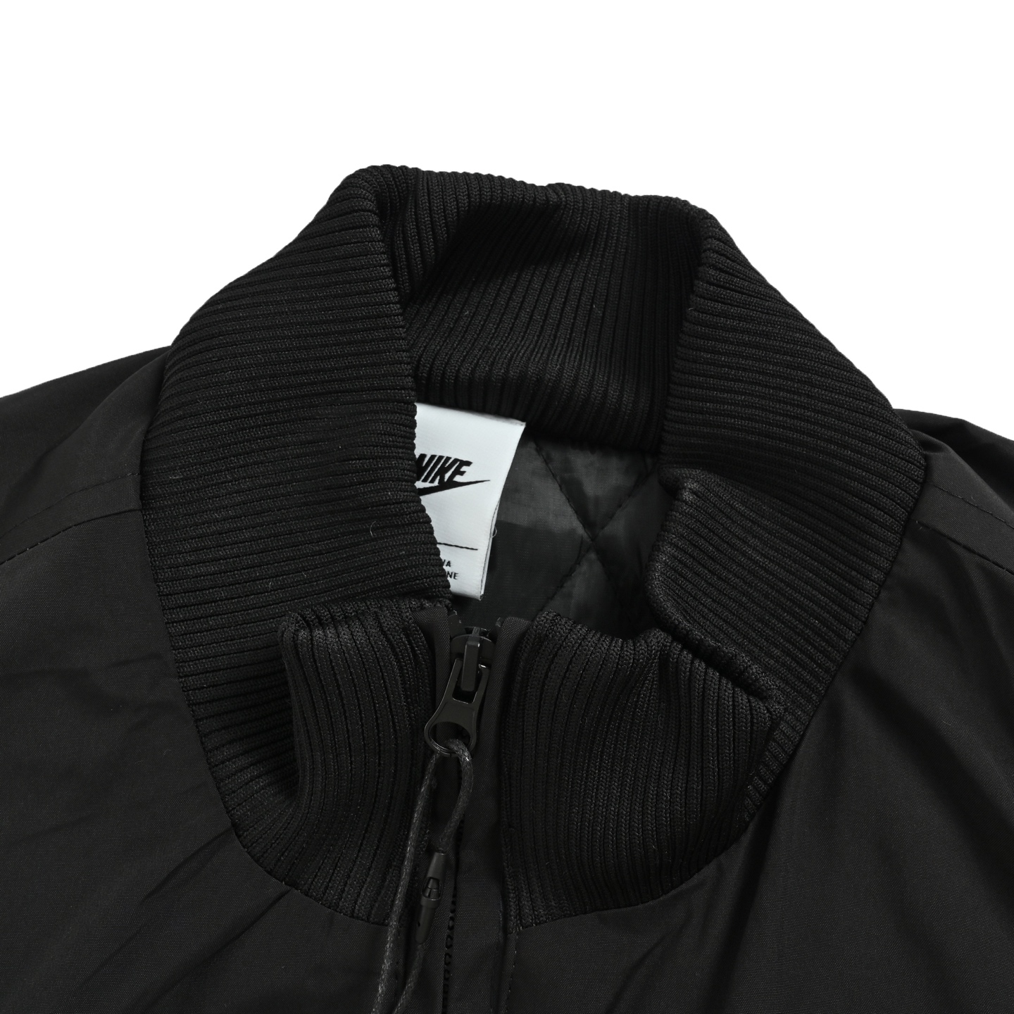 本地自取:💰320
Nike/耐克 25Fw 小标棉服外套
男女情侣款非常火爆!柜子同款!还原客供面料!高逼格!nike耐克冬季男女同款情侣款保暖个性棒球领飞行青年立领短款休闲大众简约风!定制拉链 定制螺纹!小红书 抖音爆款众明星纷纷上身!采用原厂客供防风面料,选用新疆棉绒和高端羽绒棉夹层内里,亲肤柔软 保暖效果更佳!胸前标志性彰显品牌特征,落肩袖设计 宽松有型,尽显时尚感,工艺复杂,细节完美,,男女同款,百搭神器,绝对炸街!冬季保暖必备之一!完美品质!整箱援货!颜值相当高 做工超精致
颜色:黑色 卡其
Size:S-XL