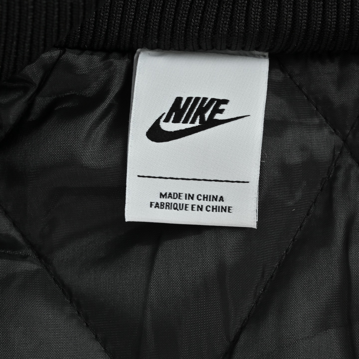 本地自取:💰320
Nike/耐克 25Fw 小标棉服外套
男女情侣款非常火爆!柜子同款!还原客供面料!高逼格!nike耐克冬季男女同款情侣款保暖个性棒球领飞行青年立领短款休闲大众简约风!定制拉链 定制螺纹!小红书 抖音爆款众明星纷纷上身!采用原厂客供防风面料,选用新疆棉绒和高端羽绒棉夹层内里,亲肤柔软 保暖效果更佳!胸前标志性彰显品牌特征,落肩袖设计 宽松有型,尽显时尚感,工艺复杂,细节完美,,男女同款,百搭神器,绝对炸街!冬季保暖必备之一!完美品质!整箱援货!颜值相当高 做工超精致
颜色:黑色 卡其
Size:S-XL