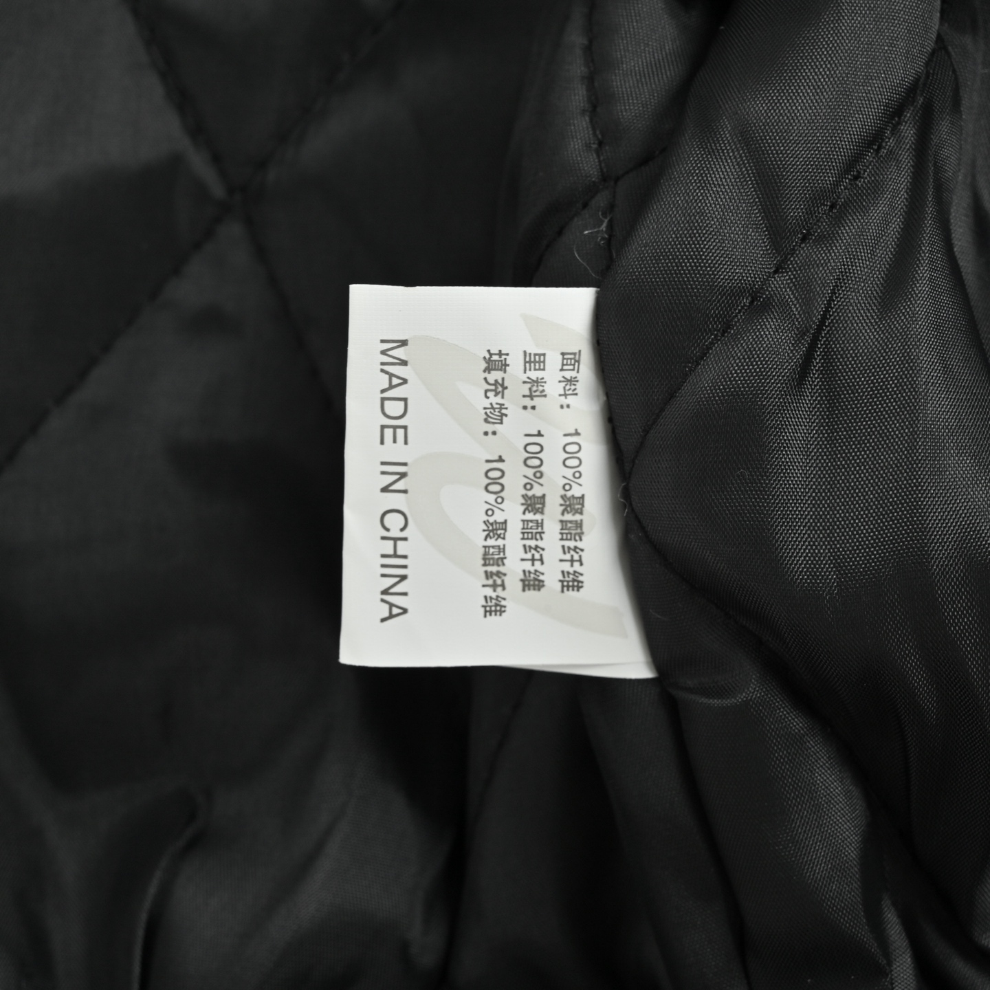 本地自取:💰320
Nike/耐克 25Fw 小标棉服外套
男女情侣款非常火爆!柜子同款!还原客供面料!高逼格!nike耐克冬季男女同款情侣款保暖个性棒球领飞行青年立领短款休闲大众简约风!定制拉链 定制螺纹!小红书 抖音爆款众明星纷纷上身!采用原厂客供防风面料,选用新疆棉绒和高端羽绒棉夹层内里,亲肤柔软 保暖效果更佳!胸前标志性彰显品牌特征,落肩袖设计 宽松有型,尽显时尚感,工艺复杂,细节完美,,男女同款,百搭神器,绝对炸街!冬季保暖必备之一!完美品质!整箱援货!颜值相当高 做工超精致
颜色:黑色 卡其
Size:S-XL