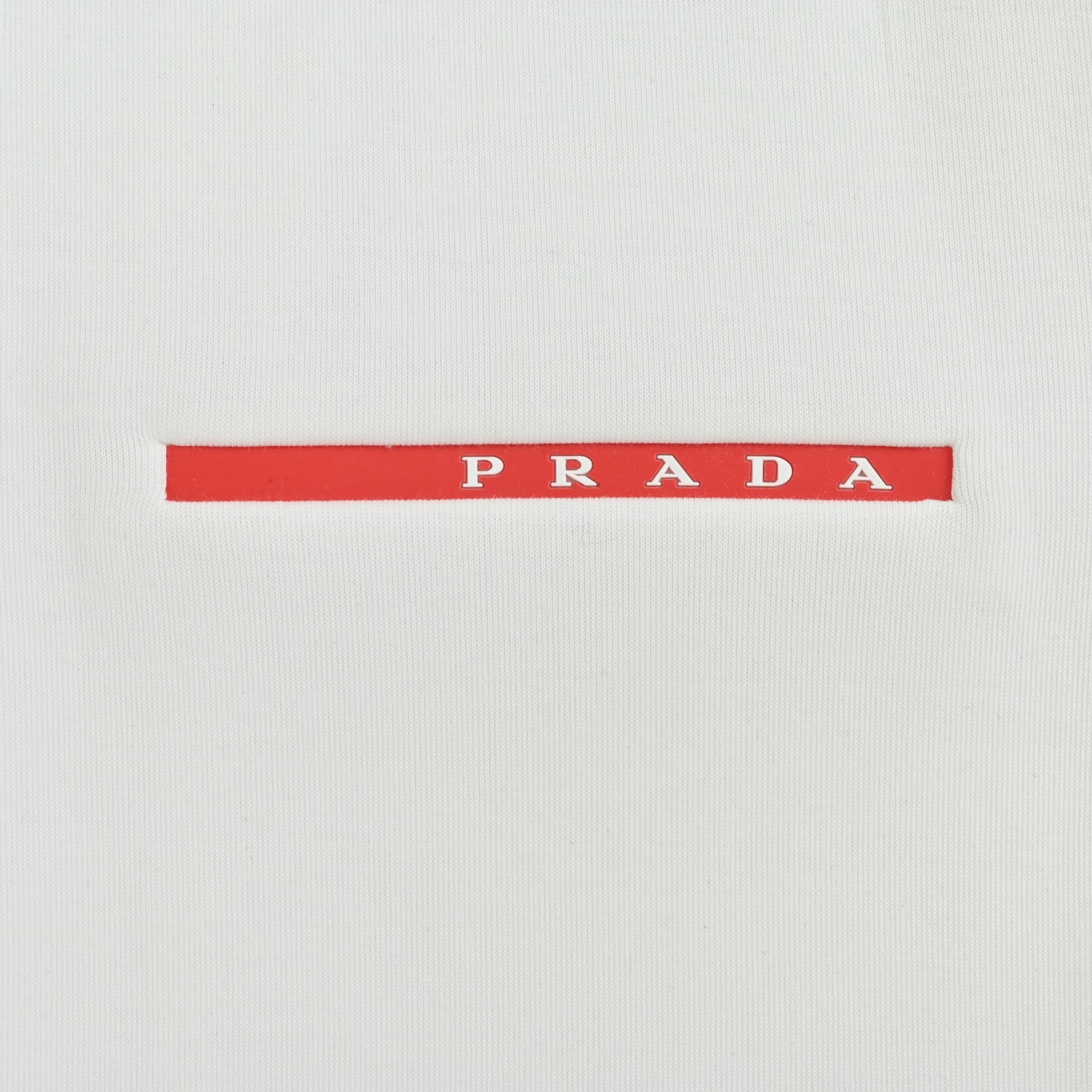 本地自取:💰320
Prada/普拉达 经典红色饰条立领外套
Prada/普拉达 2025秋冬最新爆款连帽外套 ,一款穿着意义还有穿搭性能都很极致的款式,绚丽的色系调配,此款的工艺必然也是极致非凡,上身的舒适度绝对足够的强大,也是奢品本质的一种彰显!柔软轻薄,触感更是极端撩人,透气性能十分之强大,尤为适合春秋季节的穿搭所需,妥妥的穿着享受,并且各处的细节以及织带的工艺都是尽善尽美,更显高级感!面料精选高支高密双股空气层长绒棉 手感超级舒服 ,logo精选全进口环保材质 超级漂亮!
颜色:白色,黑色
Size:M-3XL