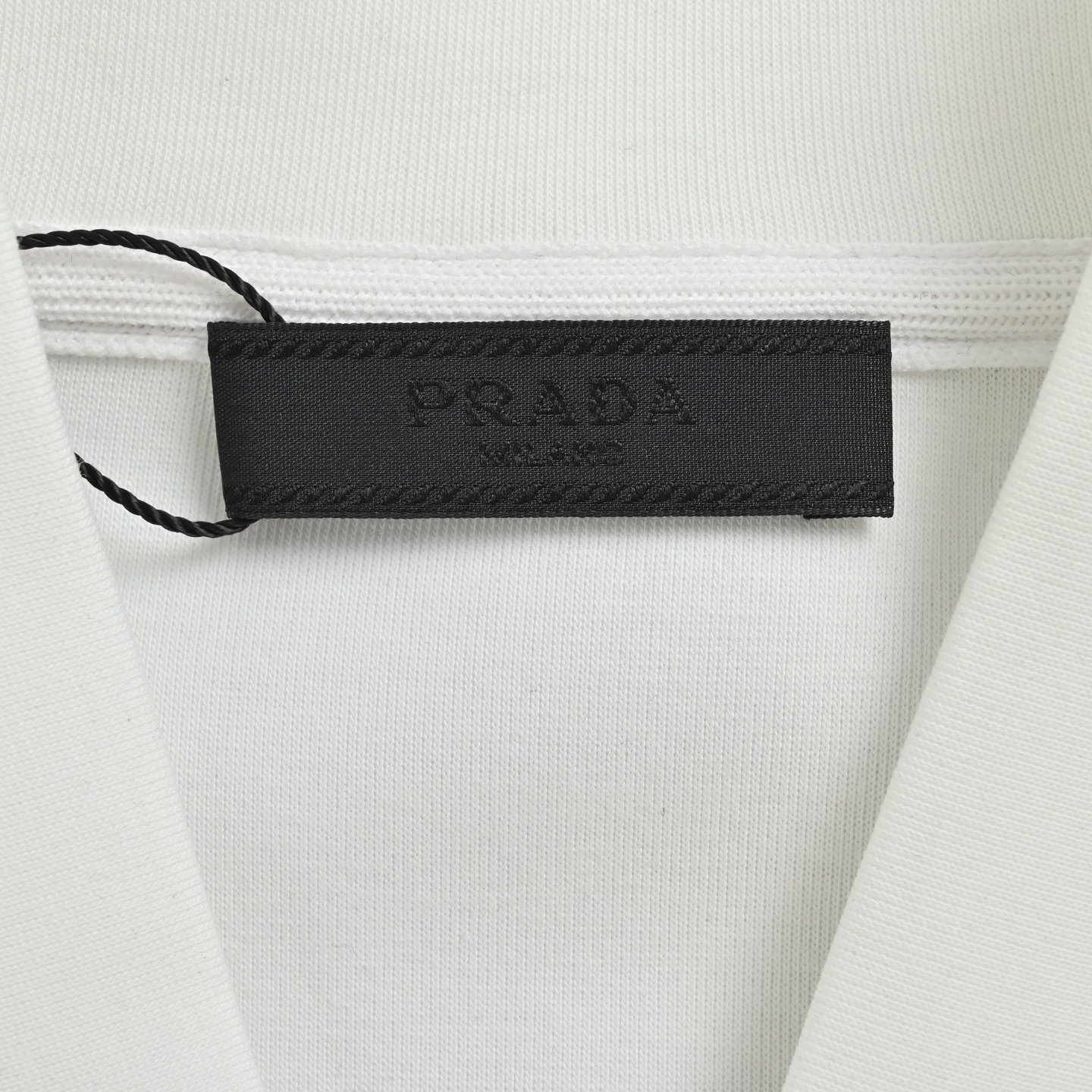 本地自取:💰320
Prada/普拉达 经典红色饰条立领外套
Prada/普拉达 2025秋冬最新爆款连帽外套 ,一款穿着意义还有穿搭性能都很极致的款式,绚丽的色系调配,此款的工艺必然也是极致非凡,上身的舒适度绝对足够的强大,也是奢品本质的一种彰显!柔软轻薄,触感更是极端撩人,透气性能十分之强大,尤为适合春秋季节的穿搭所需,妥妥的穿着享受,并且各处的细节以及织带的工艺都是尽善尽美,更显高级感!面料精选高支高密双股空气层长绒棉 手感超级舒服 ,logo精选全进口环保材质 超级漂亮!
颜色:白色,黑色
Size:M-3XL