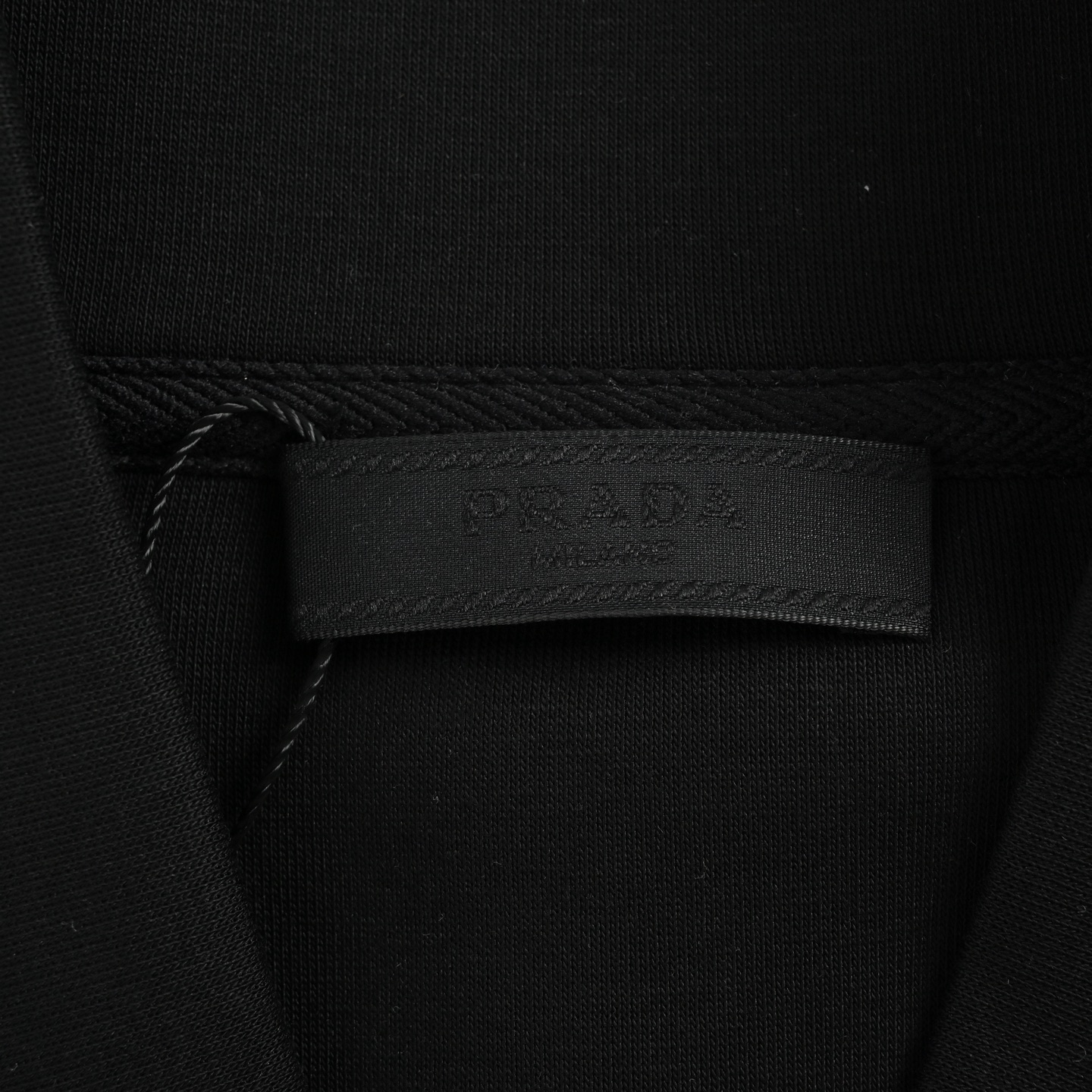 本地自取:💰320
Prada/普拉达 经典红色饰条立领外套
Prada/普拉达 2025秋冬最新爆款连帽外套 ,一款穿着意义还有穿搭性能都很极致的款式,绚丽的色系调配,此款的工艺必然也是极致非凡,上身的舒适度绝对足够的强大,也是奢品本质的一种彰显!柔软轻薄,触感更是极端撩人,透气性能十分之强大,尤为适合春秋季节的穿搭所需,妥妥的穿着享受,并且各处的细节以及织带的工艺都是尽善尽美,更显高级感!面料精选高支高密双股空气层长绒棉 手感超级舒服 ,logo精选全进口环保材质 超级漂亮!
颜色:白色,黑色
Size:M-3XL