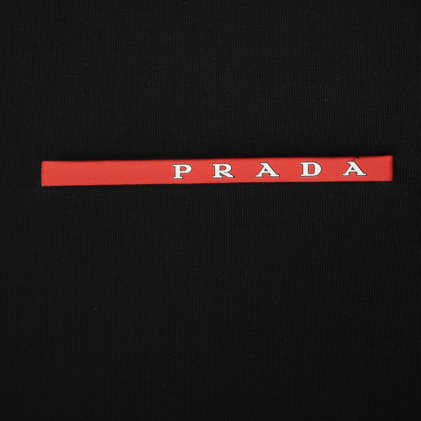 本地自取:💰320
Prada/普拉达 经典红色饰条立领外套
Prada/普拉达 2025秋冬最新爆款连帽外套 ,一款穿着意义还有穿搭性能都很极致的款式,绚丽的色系调配,此款的工艺必然也是极致非凡,上身的舒适度绝对足够的强大,也是奢品本质的一种彰显!柔软轻薄,触感更是极端撩人,透气性能十分之强大,尤为适合春秋季节的穿搭所需,妥妥的穿着享受,并且各处的细节以及织带的工艺都是尽善尽美,更显高级感!面料精选高支高密双股空气层长绒棉 手感超级舒服 ,logo精选全进口环保材质 超级漂亮!
颜色:白色,黑色
Size:M-3XL