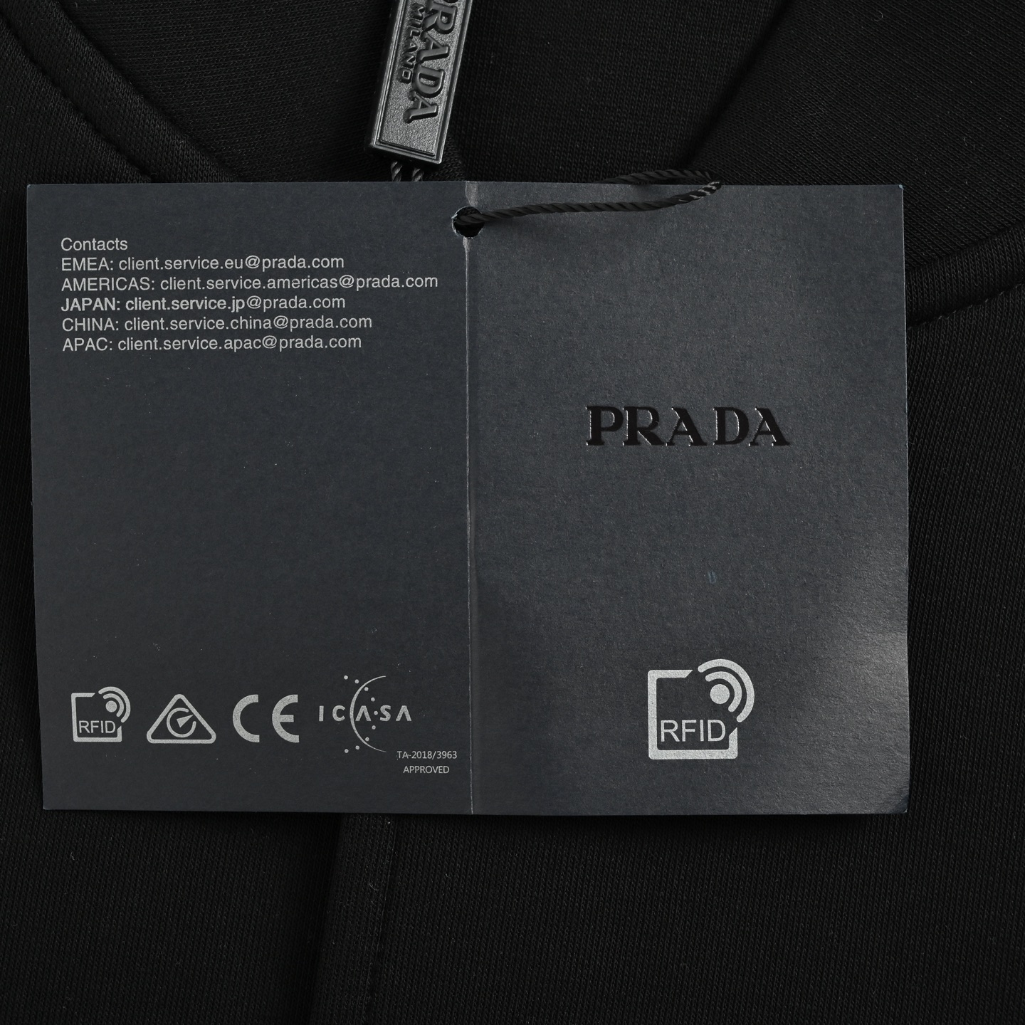 本地自取:💰320
Prada/普拉达 经典红色饰条立领外套
Prada/普拉达 2025秋冬最新爆款连帽外套 ,一款穿着意义还有穿搭性能都很极致的款式,绚丽的色系调配,此款的工艺必然也是极致非凡,上身的舒适度绝对足够的强大,也是奢品本质的一种彰显!柔软轻薄,触感更是极端撩人,透气性能十分之强大,尤为适合春秋季节的穿搭所需,妥妥的穿着享受,并且各处的细节以及织带的工艺都是尽善尽美,更显高级感!面料精选高支高密双股空气层长绒棉 手感超级舒服 ,logo精选全进口环保材质 超级漂亮!
颜色:白色,黑色
Size:M-3XL