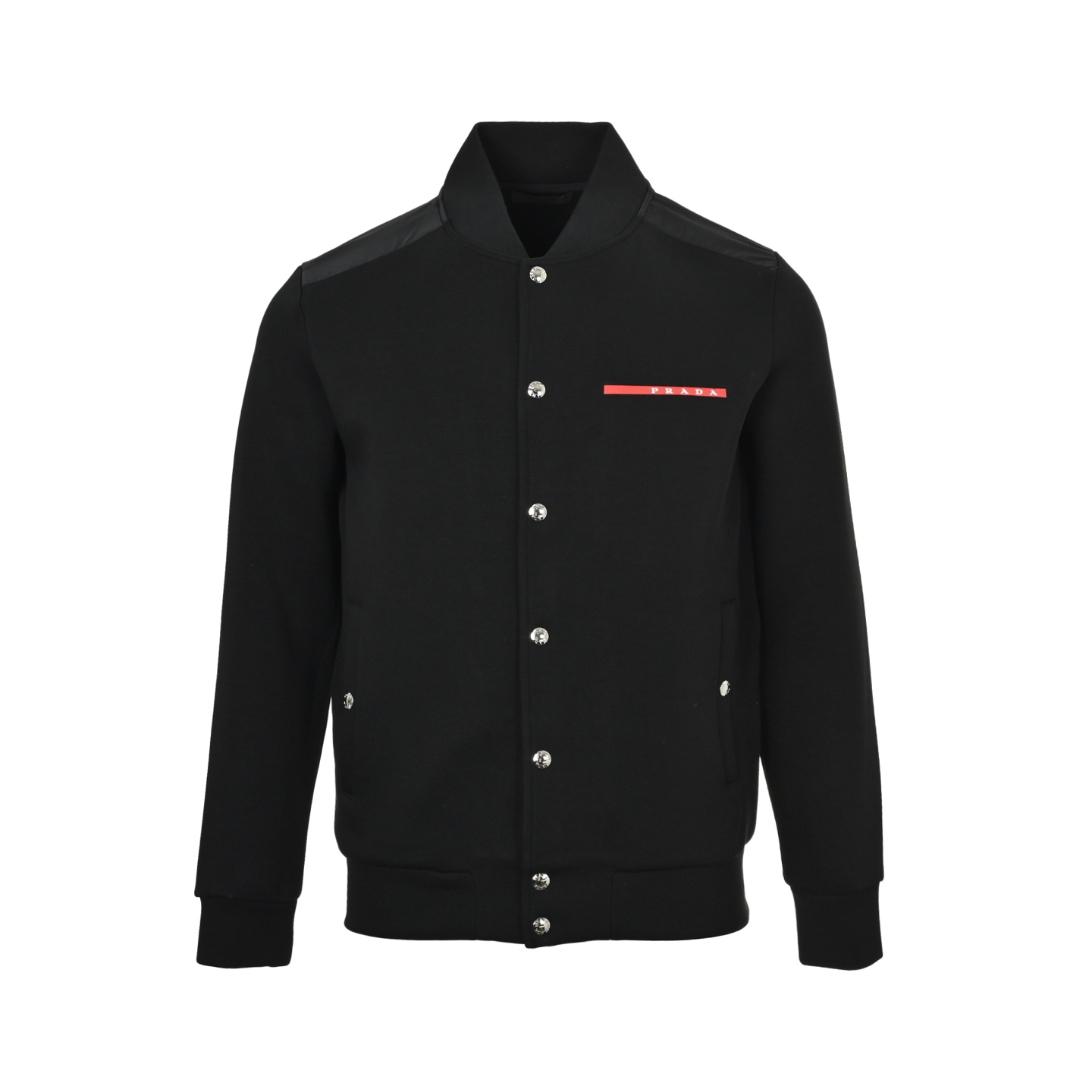 本地自取：💰320 
Prada/普拉达 经典红色饰条立领外套
Prada/普拉达  2025秋冬最新爆款连帽外套 ，一款穿着意义还有穿搭性能都很极致的款式，绚丽的色系调配，此款的工艺必然也是极致非凡，上身的舒适度绝对足够的强大，也是奢品本质的一种彰显！柔软轻薄，触感更是极端撩人，透气性能十分之强大，尤为适合春秋季节的穿搭所需，妥妥的穿着享受，并且各处的细节以及织带的工艺都是尽善尽美，更显高级感！面料精选高支高密双股空气层长绒棉 手感超级舒服 ，logo精选全进口环保材质 超级漂亮！
颜色：白色，黑色
Size:M-3XL