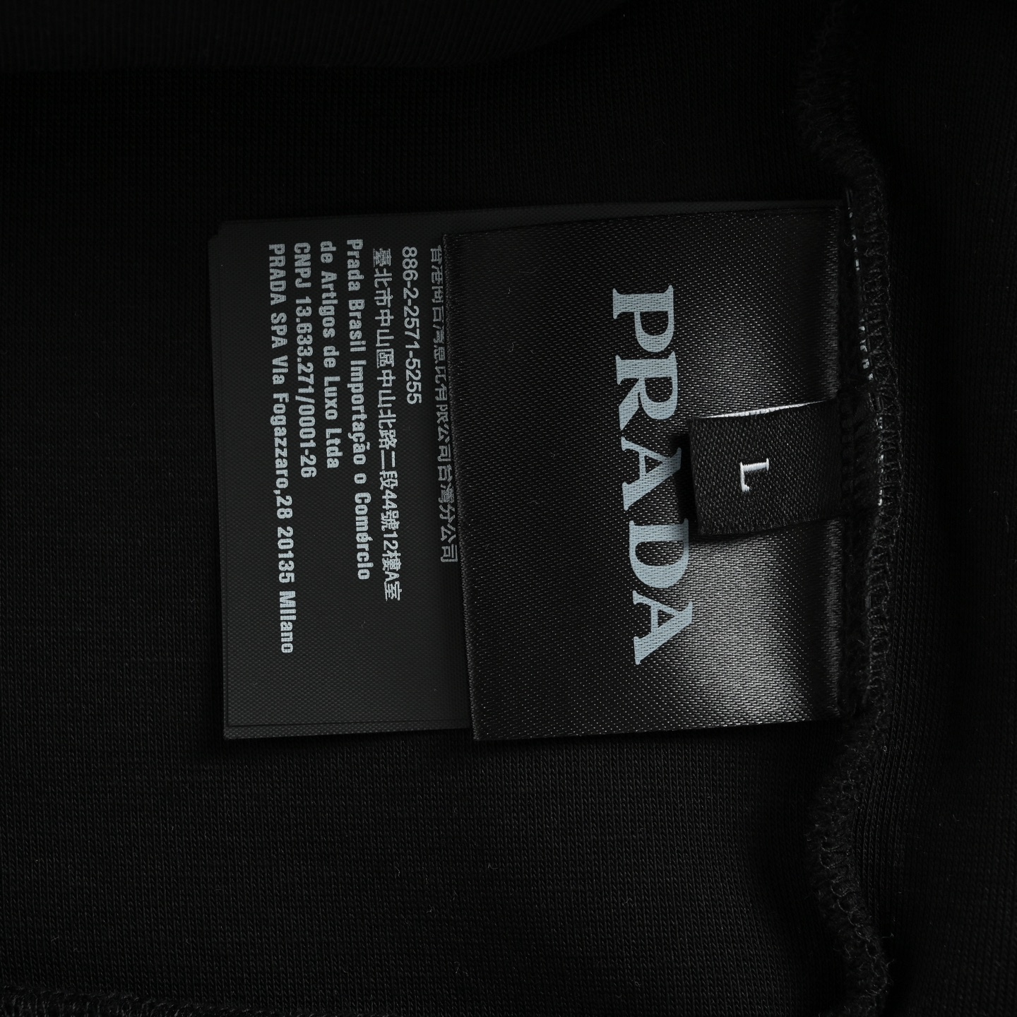 本地自取:💰320
Prada/普拉达 经典红色饰条立领外套
Prada/普拉达 2025秋冬最新爆款连帽外套 ,一款穿着意义还有穿搭性能都很极致的款式,绚丽的色系调配,此款的工艺必然也是极致非凡,上身的舒适度绝对足够的强大,也是奢品本质的一种彰显!柔软轻薄,触感更是极端撩人,透气性能十分之强大,尤为适合春秋季节的穿搭所需,妥妥的穿着享受,并且各处的细节以及织带的工艺都是尽善尽美,更显高级感!面料精选高支高密双股空气层长绒棉 手感超级舒服 ,logo精选全进口环保材质 超级漂亮!
颜色:白色,黑色
Size:M-3XL