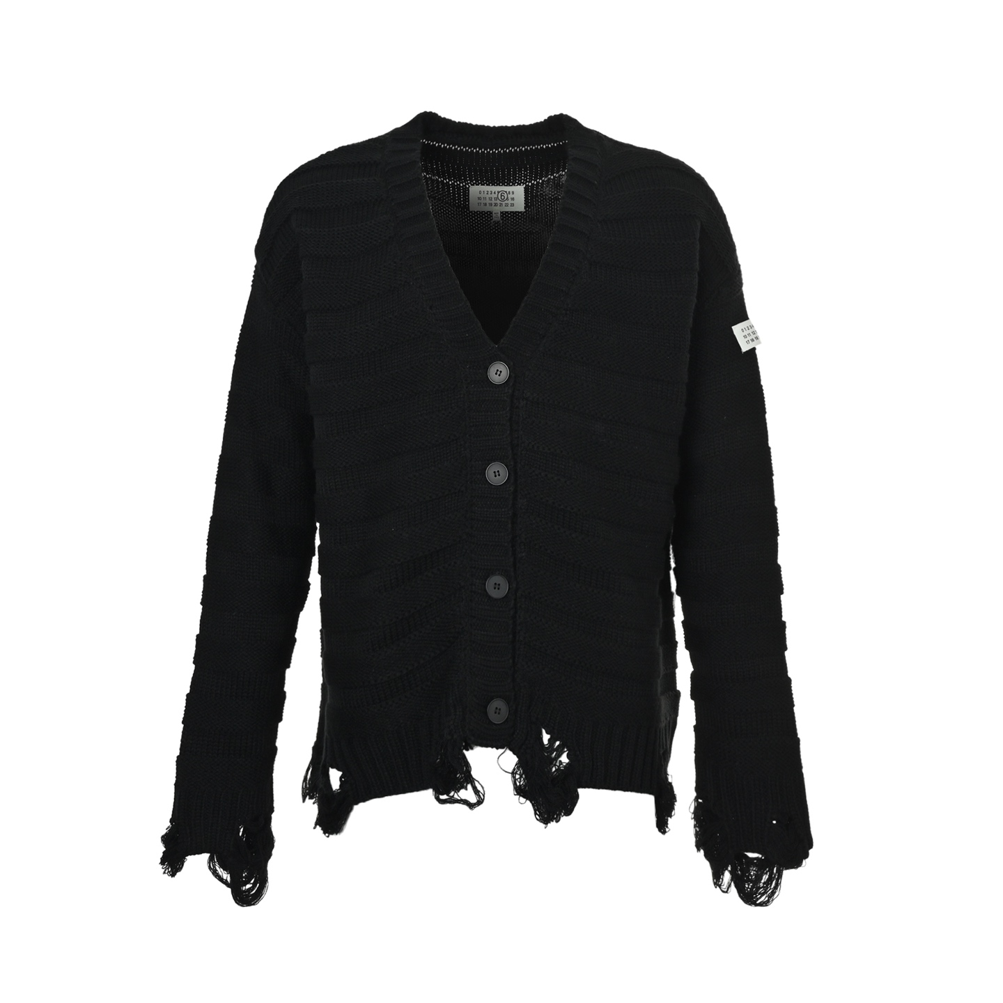 本地自取：💰300
MaisonMargiela/马吉拉 羊毛混纺破坏开衫外套
九月份购入，前后耗时近一个月搞定，做法并不复杂，羊毛混纺面料第一个细节点，MM6代表6号支线并非主线单品，最明显标记主标0-23圈出⑥，下摆采用破坏撕裂设计，给冬季穿搭带来一丝慵懒感，面料采用源头定染粗纺羊毛混纺纱线，30%羊毛+20%腈纶+50%棉，既保留了羊毛的保暖性和舒适度以及延展性，也具有棉的耐穿性，全棉的毛衣没有质感，过于梆硬，羊毛纱线的加入会软糯一些，织法也是相对特殊，采用进口针织机，竹节段层式织法，形成若隐若现的条纹状，由于是全新支线单品，24年以来6号支线主标已经改成横线车标，并非大家熟悉的四角缝线工艺了，主标也是简单明了直接圈出大大的⑥，袖口和领子采用同一个主标设计，区别是主标下面带一个产地，下摆破坏处理需要成衣织完后，人工对着原样手工挑线破坏，费时费力，处理完后，边缘处还经过加固处理，确保后期使用不会散开脱落，纽扣部分纯手工缝制，每一件均会赠一颗纽扣便于后期使用，男女同款，定制辅料三标，洗涤建议手洗或者轻柔机洗，机洗请单独单件套洗衣袋轻柔机洗，不能烘干和热水洗涤，不能长时间浸泡暴晒，正确的洗涤方式可使衣服使用寿命延长
Size:S-L