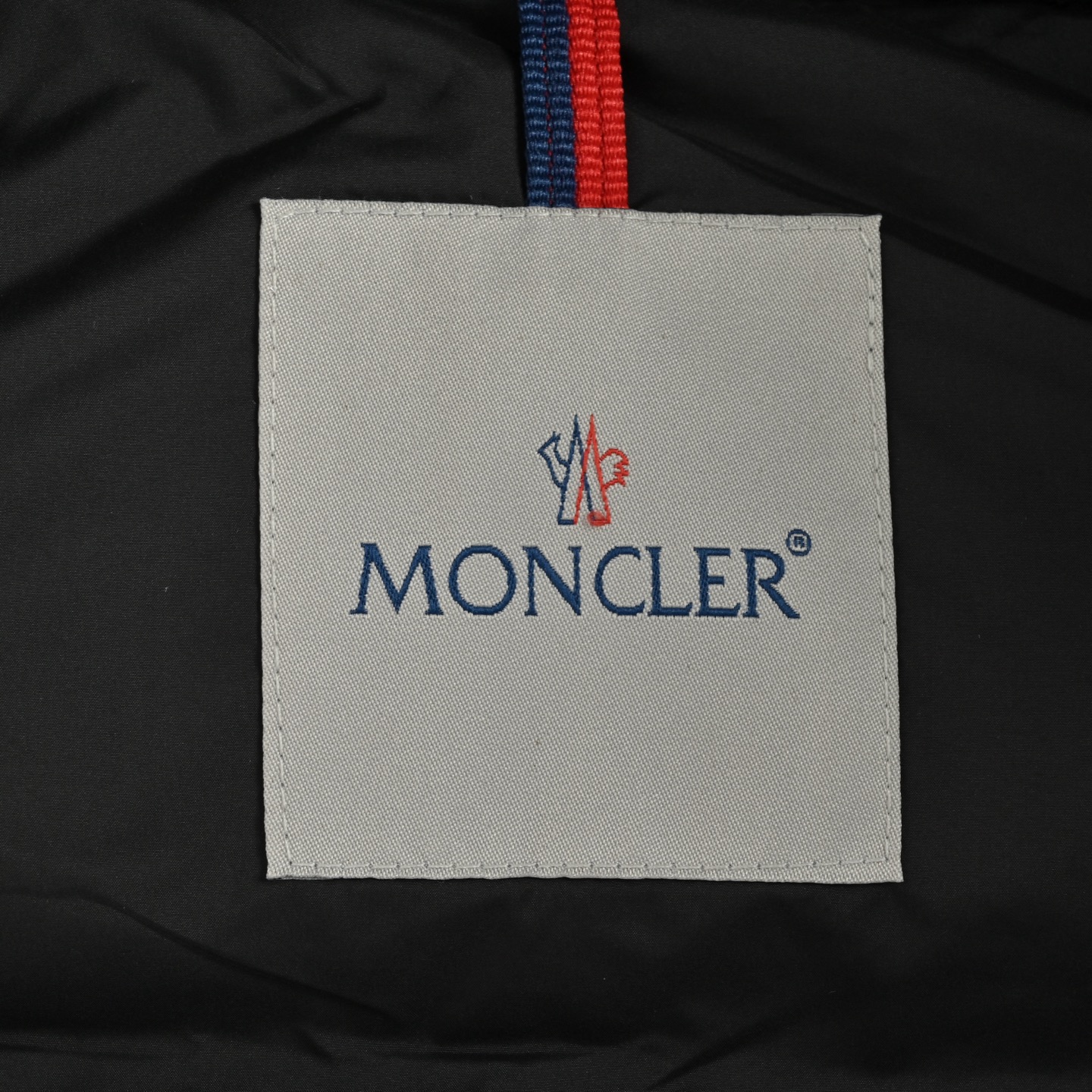 Moncler/蒙口 Avoce女士收腰连帽羽绒服 Moncler Avoce短款羽绒服