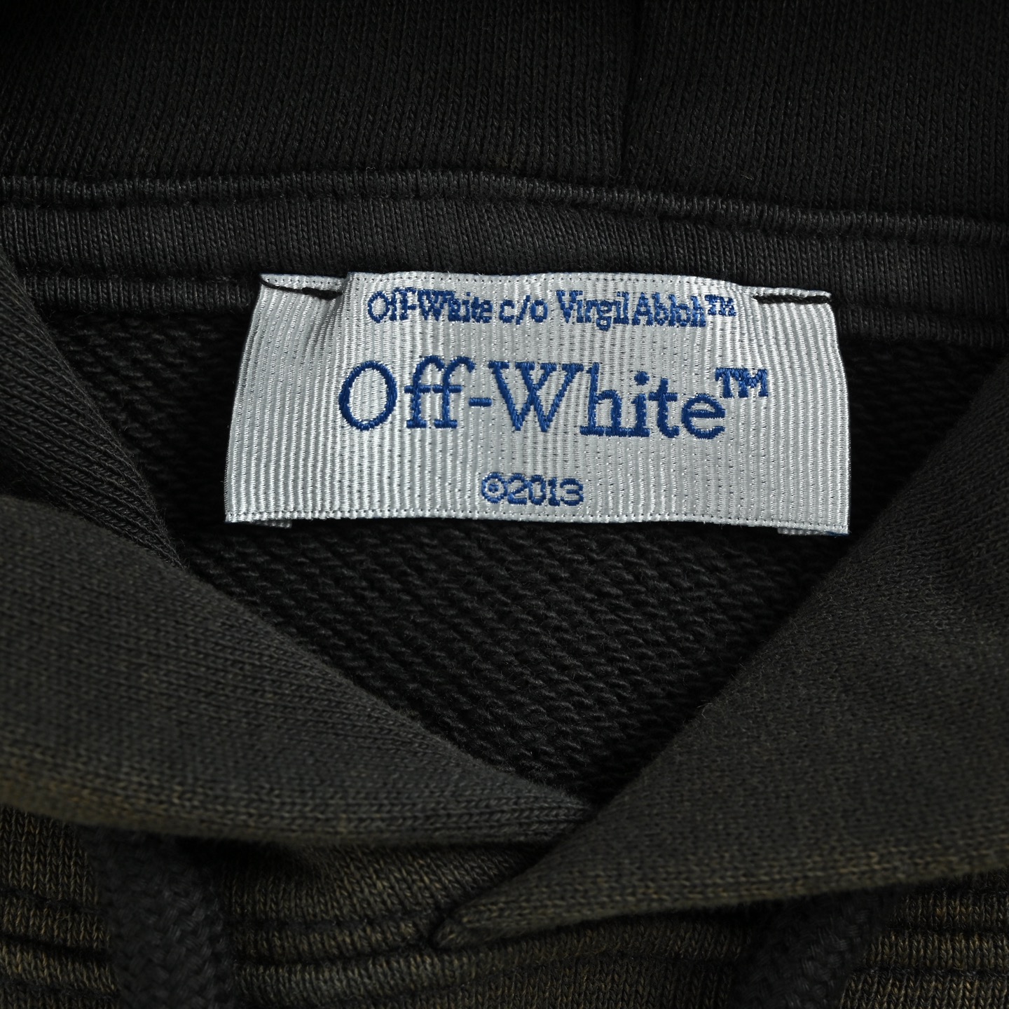本地自取:💰280
OFF WHITE CO VIRGIL 天使竖琴印花连帽
所有面料以及螺纹均为订织定染 所有面料颜色均经过色卡比对定染面料 定织定染400G毛圈全棉面料 布面丝滑质感 成衣水洗预缩处理不掉色不缩水 印花采用日资MIMAKI印花机作业 不起边无毛边 喷绘烫画热压冷撕 透布纹防刮擦熨烫作业 印花不起雾 印花重合颜色深浅均有差别 为简约设计增添了层次感 0色差定染帽绳以及面料螺纹 洗标也是按照原版的字体找公司订做 辅料部分依旧采用全线正确辅料 长方形梭织领标设计 把之前的立体硅胶手感字体取消改为全梭织领标 五联硅胶吊牌 三联水洗标以及包装线依旧
Size:XS-L