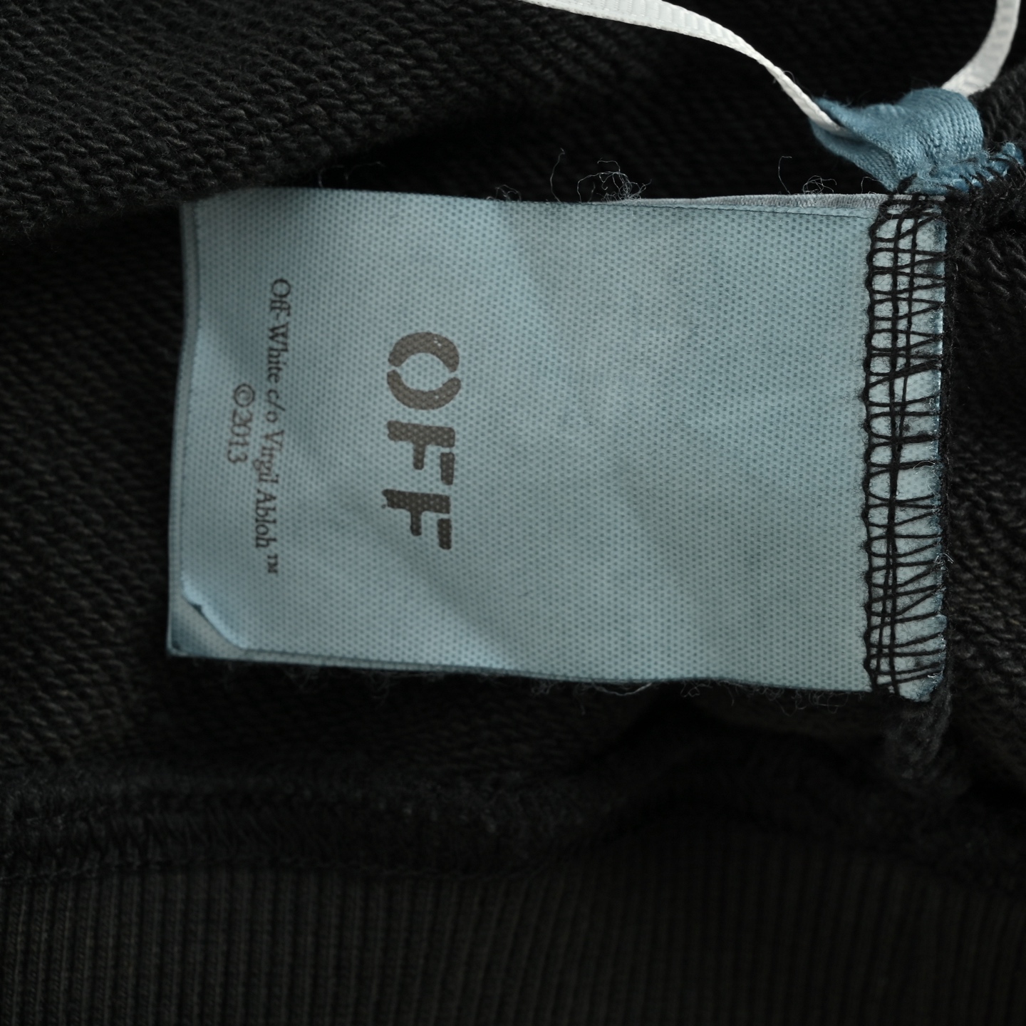 本地自取:💰280
OFF WHITE CO VIRGIL 天使竖琴印花连帽
所有面料以及螺纹均为订织定染 所有面料颜色均经过色卡比对定染面料 定织定染400G毛圈全棉面料 布面丝滑质感 成衣水洗预缩处理不掉色不缩水 印花采用日资MIMAKI印花机作业 不起边无毛边 喷绘烫画热压冷撕 透布纹防刮擦熨烫作业 印花不起雾 印花重合颜色深浅均有差别 为简约设计增添了层次感 0色差定染帽绳以及面料螺纹 洗标也是按照原版的字体找公司订做 辅料部分依旧采用全线正确辅料 长方形梭织领标设计 把之前的立体硅胶手感字体取消改为全梭织领标 五联硅胶吊牌 三联水洗标以及包装线依旧
Size:XS-L