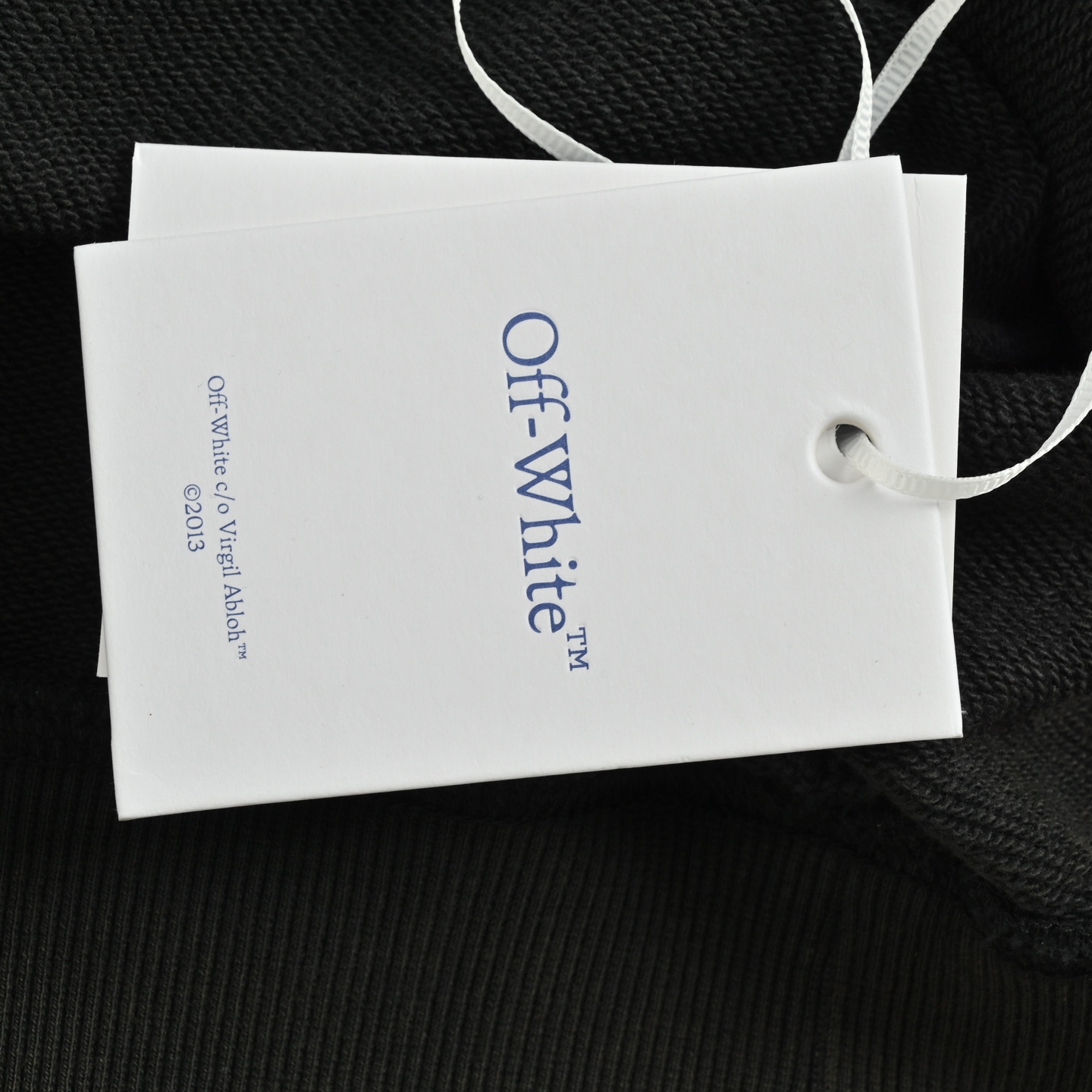 本地自取:💰280
OFF WHITE CO VIRGIL 天使竖琴印花连帽
所有面料以及螺纹均为订织定染 所有面料颜色均经过色卡比对定染面料 定织定染400G毛圈全棉面料 布面丝滑质感 成衣水洗预缩处理不掉色不缩水 印花采用日资MIMAKI印花机作业 不起边无毛边 喷绘烫画热压冷撕 透布纹防刮擦熨烫作业 印花不起雾 印花重合颜色深浅均有差别 为简约设计增添了层次感 0色差定染帽绳以及面料螺纹 洗标也是按照原版的字体找公司订做 辅料部分依旧采用全线正确辅料 长方形梭织领标设计 把之前的立体硅胶手感字体取消改为全梭织领标 五联硅胶吊牌 三联水洗标以及包装线依旧
Size:XS-L