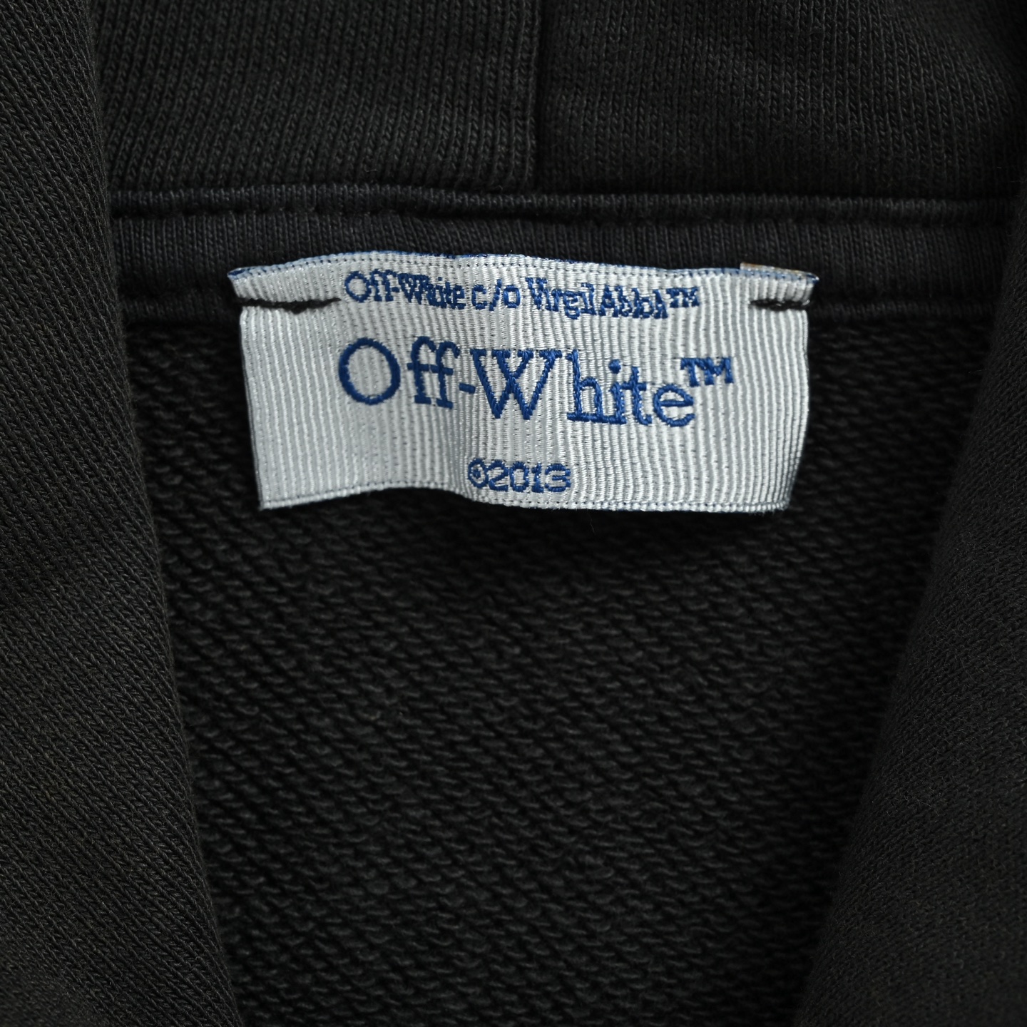 本地自取:💰280
OFF WHITE CO VIRGIL 圣马太殉难印花连帽
所有面料以及螺纹均为订织定染 所有面料颜色均经过色卡比对定染面料 定织定染400G毛圈全棉面料 布面丝滑质感 成衣水洗预缩处理不掉色不缩水 印花采用日资MIMAKI印花机作业 不起边无毛边 喷绘烫画热压冷撕 透布纹防刮擦熨烫作业 印花不起雾 印花重合颜色深浅均有差别 为简约设计增添了层次感 0色差定染帽绳以及面料螺纹 洗标也是按照原版的字体找公司订做 辅料部分依旧采用全线正确辅料 长方形梭织领标设计 把之前的立体硅胶手感字体取消改为全梭织领标 五联硅胶吊牌 三联水洗标以及包装线依旧
Size:XS-L