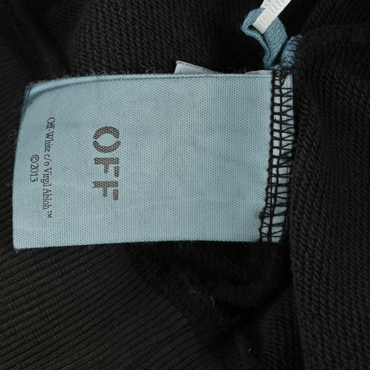 本地自取:💰280
OFF WHITE CO VIRGIL 圣马太殉难印花连帽
所有面料以及螺纹均为订织定染 所有面料颜色均经过色卡比对定染面料 定织定染400G毛圈全棉面料 布面丝滑质感 成衣水洗预缩处理不掉色不缩水 印花采用日资MIMAKI印花机作业 不起边无毛边 喷绘烫画热压冷撕 透布纹防刮擦熨烫作业 印花不起雾 印花重合颜色深浅均有差别 为简约设计增添了层次感 0色差定染帽绳以及面料螺纹 洗标也是按照原版的字体找公司订做 辅料部分依旧采用全线正确辅料 长方形梭织领标设计 把之前的立体硅胶手感字体取消改为全梭织领标 五联硅胶吊牌 三联水洗标以及包装线依旧
Size:XS-L