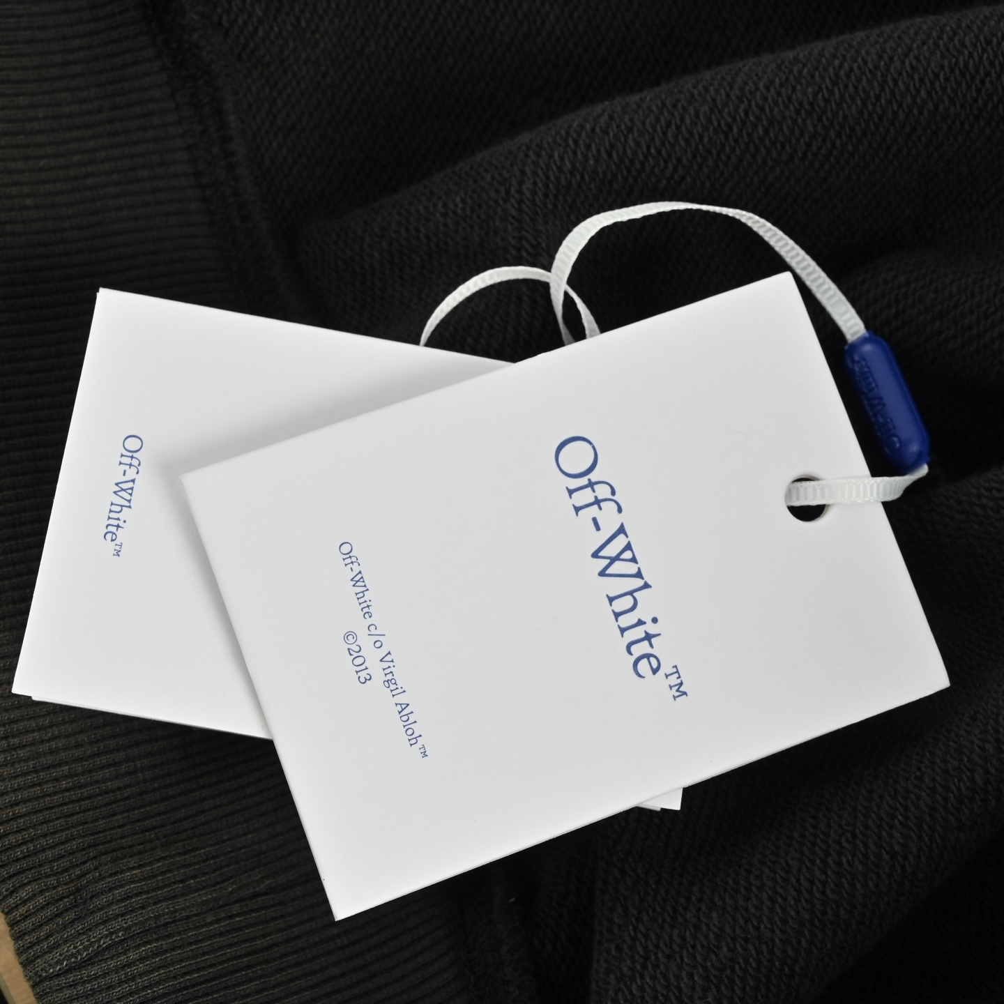 本地自取:💰280
OFF WHITE CO VIRGIL 圣马太殉难印花连帽
所有面料以及螺纹均为订织定染 所有面料颜色均经过色卡比对定染面料 定织定染400G毛圈全棉面料 布面丝滑质感 成衣水洗预缩处理不掉色不缩水 印花采用日资MIMAKI印花机作业 不起边无毛边 喷绘烫画热压冷撕 透布纹防刮擦熨烫作业 印花不起雾 印花重合颜色深浅均有差别 为简约设计增添了层次感 0色差定染帽绳以及面料螺纹 洗标也是按照原版的字体找公司订做 辅料部分依旧采用全线正确辅料 长方形梭织领标设计 把之前的立体硅胶手感字体取消改为全梭织领标 五联硅胶吊牌 三联水洗标以及包装线依旧
Size:XS-L