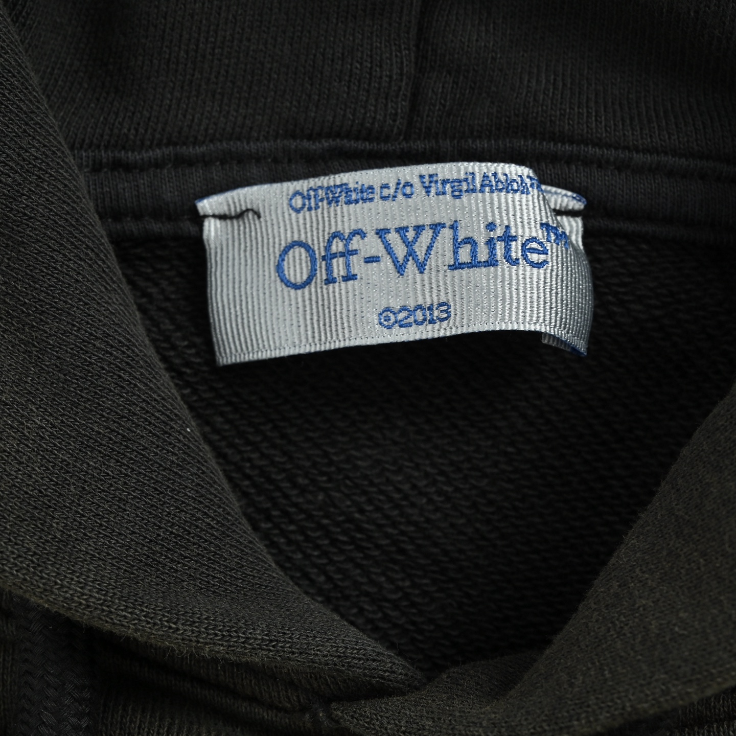 本地自取:💰280
OFF WHITE CO VIRGIL 后背圣咏圣母印花连帽
所有面料以及螺纹均为订织定染 所有面料颜色均经过色卡比对定染面料 定织定染400G毛圈全棉面料 布面丝滑质感 成衣水洗预缩处理不掉色不缩水 印花采用日资MIMAKI印花机作业 不起边无毛边 喷绘烫画热压冷撕 透布纹防刮擦熨烫作业 印花不起雾 印花重合颜色深浅均有差别 为简约设计增添了层次感 0色差定染帽绳以及面料螺纹 洗标也是按照原版的字体找公司订做 辅料部分依旧采用全线正确辅料 长方形梭织领标设计 把之前的立体硅胶手感字体取消改为全梭织领标 五联硅胶吊牌 三联水洗标以及包装线依旧
Size:XS-L