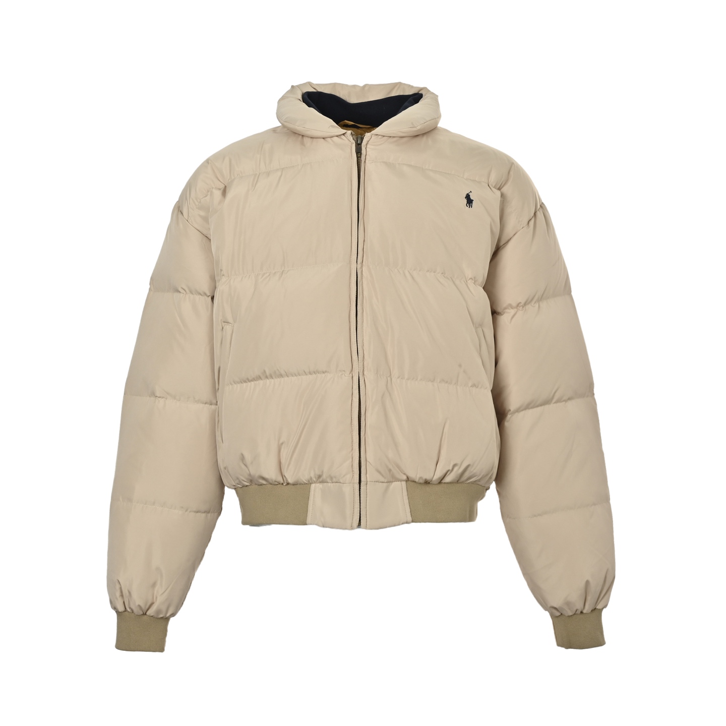 本地自取: Ralph Lauren/拉夫劳伦 中古小马标羽绒服 -广检90白鸭绒,绒子含量达到87.5%,每一朵都是大朵绒 -S码填充300克,M码填充315克,L码填充330克,XL码填充345克 这两款产自1990年代的小马羽绒服风格各不相同,沉淀至今40余年,7月底特意赶到上海知名的拉夫vintage买手店购入,据店主说这两款全球目前只有个位数完好存在,国内完整版只有这两件是他之前在洛杉矶收购,穿它完全不用担心撞衫,以最高标准复刻原版工艺,确保每一处细节都经得起岁月考验,沿用240T春亚纺面料,并经过后期定染与特殊手感处理,还原了原版的独特光泽与触感,同时具备优异的防风防水性能,复古金属按扣、拉链以及立领、袖口的经典设计,配合充满量感的绗缝线条,完整复刻了00年代对工艺的执着追求,采用高士线与百灵达绣花机精密绣制,图案清晰立体,牢固耐磨,历久弥新,填充物为实打实的90广检白鸭绒,绒含量100%,绒子含量高达87.5%,精选大朵绒,蓬松度与保暖性堪称鸭绒界的天花板,锁温能力惊人,轻盈无物却温暖如春,支持专业检测,绝无虚标,无论是休闲还是都市街头,这件羽绒服都能轻松融入,提升整体造型的质感,男女同款