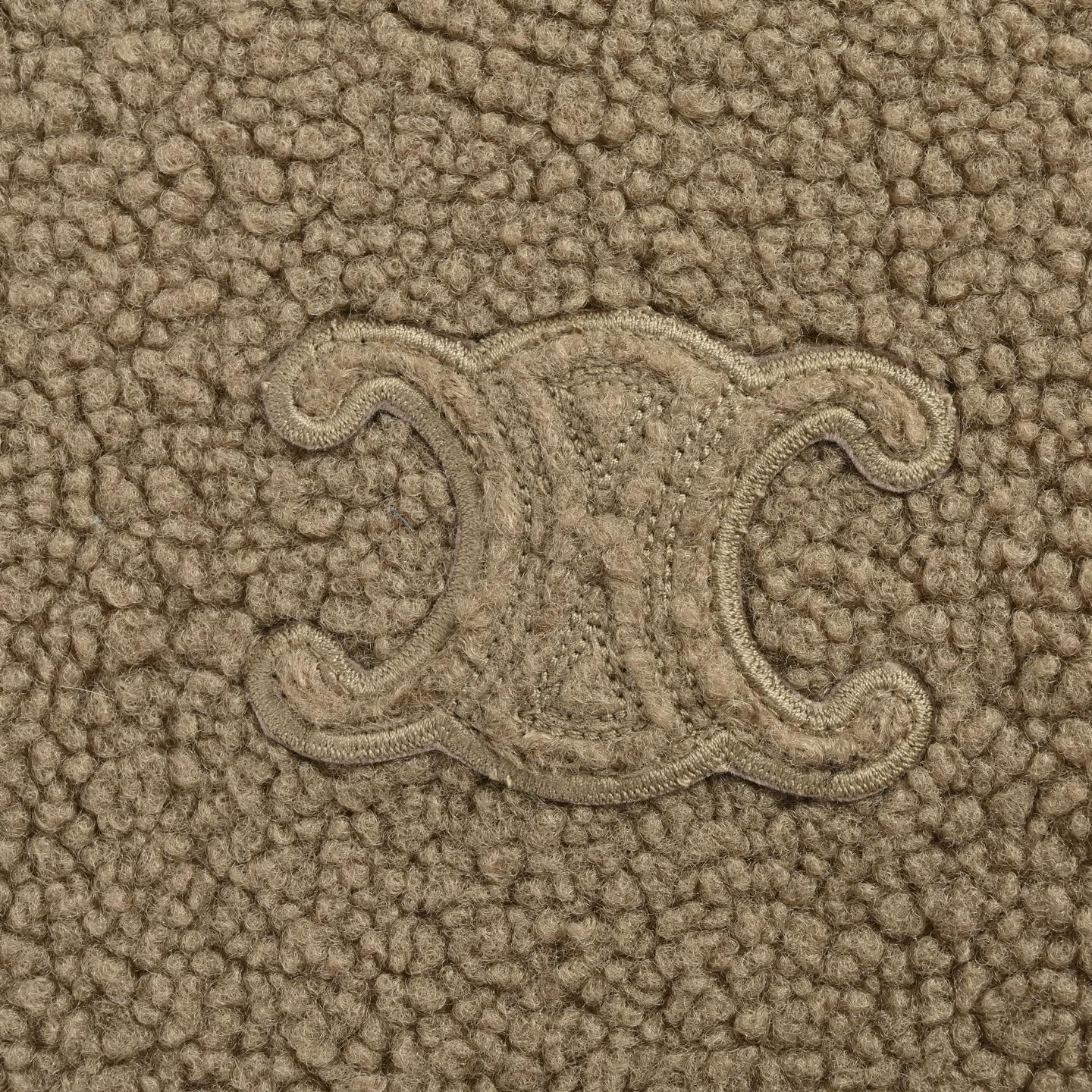 本地自取:💰350
Celine/赛琳 凯旋门绒面棉服外套
涤纶长丝通过针织圆机,将经纱和纬纱相互圈套编织成双面针织结构,正面和背面都是平整的线圈。再通过染色、起毛、梳毛、剪毛、摇粒等一系列流程之后形成的摇粒绒面料。绒面质地柔软,纤维特性使其几乎不吸水,能将汗液迅速排到面料外层并快速蒸发,保持良好的透气性。绒面能锁住空气,再身体周围形成一层不流动的空气层,有效防止热量流失,起到良好的保暖性能。
采用绗缝藤格纹,缝纫师精确调整机器的速度和针脚密度,作业中线迹平滑、均匀。完成之后形成具有规则的斜向绗缝线条,穿脱时不经意间提升整体质感。
将面料和垫衬材料一同紧绷地固定在绣花机框架上,绣花机沿着垫衬层的版迹运用较稀疏的针迹勾勒出图案的填充区域,紧接着运行覆盖层的版迹,用密集的针迹完美地覆盖在泡沫垫衬层之上,从而形成微凸起的凯旋门形状。最后通过整理之后,贴饰边缘无毛刺,图案清晰。
Size:S-XL