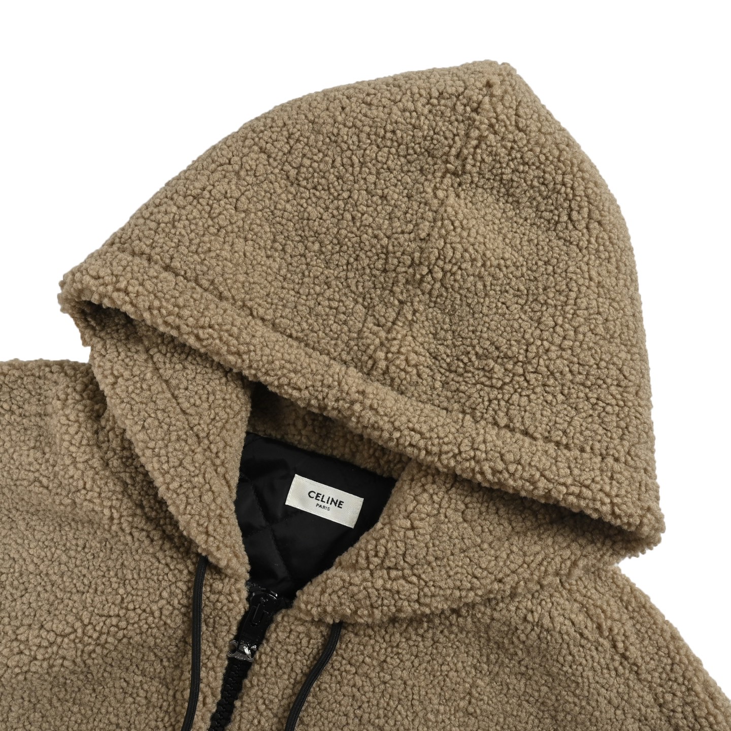 本地自取:💰350
Celine/赛琳 凯旋门绒面棉服外套
涤纶长丝通过针织圆机,将经纱和纬纱相互圈套编织成双面针织结构,正面和背面都是平整的线圈。再通过染色、起毛、梳毛、剪毛、摇粒等一系列流程之后形成的摇粒绒面料。绒面质地柔软,纤维特性使其几乎不吸水,能将汗液迅速排到面料外层并快速蒸发,保持良好的透气性。绒面能锁住空气,再身体周围形成一层不流动的空气层,有效防止热量流失,起到良好的保暖性能。
采用绗缝藤格纹,缝纫师精确调整机器的速度和针脚密度,作业中线迹平滑、均匀。完成之后形成具有规则的斜向绗缝线条,穿脱时不经意间提升整体质感。
将面料和垫衬材料一同紧绷地固定在绣花机框架上,绣花机沿着垫衬层的版迹运用较稀疏的针迹勾勒出图案的填充区域,紧接着运行覆盖层的版迹,用密集的针迹完美地覆盖在泡沫垫衬层之上,从而形成微凸起的凯旋门形状。最后通过整理之后,贴饰边缘无毛刺,图案清晰。
Size:S-XL