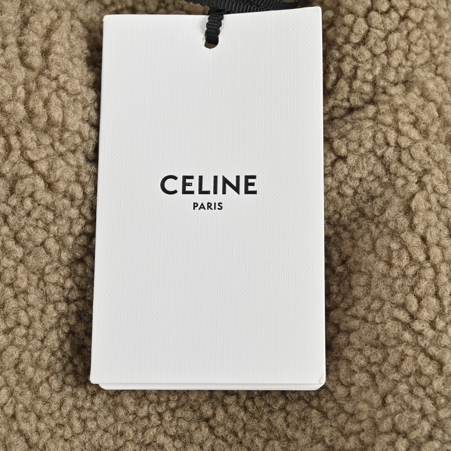 本地自取:💰350
Celine/赛琳 凯旋门绒面棉服外套
涤纶长丝通过针织圆机,将经纱和纬纱相互圈套编织成双面针织结构,正面和背面都是平整的线圈。再通过染色、起毛、梳毛、剪毛、摇粒等一系列流程之后形成的摇粒绒面料。绒面质地柔软,纤维特性使其几乎不吸水,能将汗液迅速排到面料外层并快速蒸发,保持良好的透气性。绒面能锁住空气,再身体周围形成一层不流动的空气层,有效防止热量流失,起到良好的保暖性能。
采用绗缝藤格纹,缝纫师精确调整机器的速度和针脚密度,作业中线迹平滑、均匀。完成之后形成具有规则的斜向绗缝线条,穿脱时不经意间提升整体质感。
将面料和垫衬材料一同紧绷地固定在绣花机框架上,绣花机沿着垫衬层的版迹运用较稀疏的针迹勾勒出图案的填充区域,紧接着运行覆盖层的版迹,用密集的针迹完美地覆盖在泡沫垫衬层之上,从而形成微凸起的凯旋门形状。最后通过整理之后,贴饰边缘无毛刺,图案清晰。
Size:S-XL