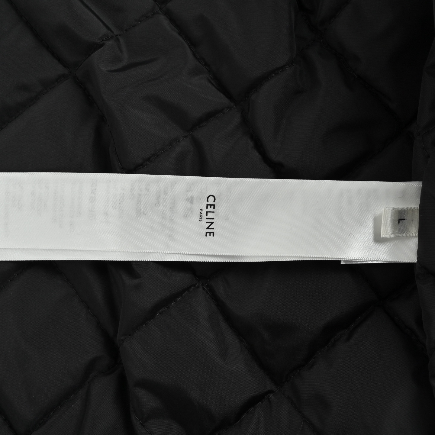 本地自取:💰350
Celine/赛琳 凯旋门绒面棉服外套
涤纶长丝通过针织圆机,将经纱和纬纱相互圈套编织成双面针织结构,正面和背面都是平整的线圈。再通过染色、起毛、梳毛、剪毛、摇粒等一系列流程之后形成的摇粒绒面料。绒面质地柔软,纤维特性使其几乎不吸水,能将汗液迅速排到面料外层并快速蒸发,保持良好的透气性。绒面能锁住空气,再身体周围形成一层不流动的空气层,有效防止热量流失,起到良好的保暖性能。
采用绗缝藤格纹,缝纫师精确调整机器的速度和针脚密度,作业中线迹平滑、均匀。完成之后形成具有规则的斜向绗缝线条,穿脱时不经意间提升整体质感。
将面料和垫衬材料一同紧绷地固定在绣花机框架上,绣花机沿着垫衬层的版迹运用较稀疏的针迹勾勒出图案的填充区域,紧接着运行覆盖层的版迹,用密集的针迹完美地覆盖在泡沫垫衬层之上,从而形成微凸起的凯旋门形状。最后通过整理之后,贴饰边缘无毛刺,图案清晰。
Size:S-XL