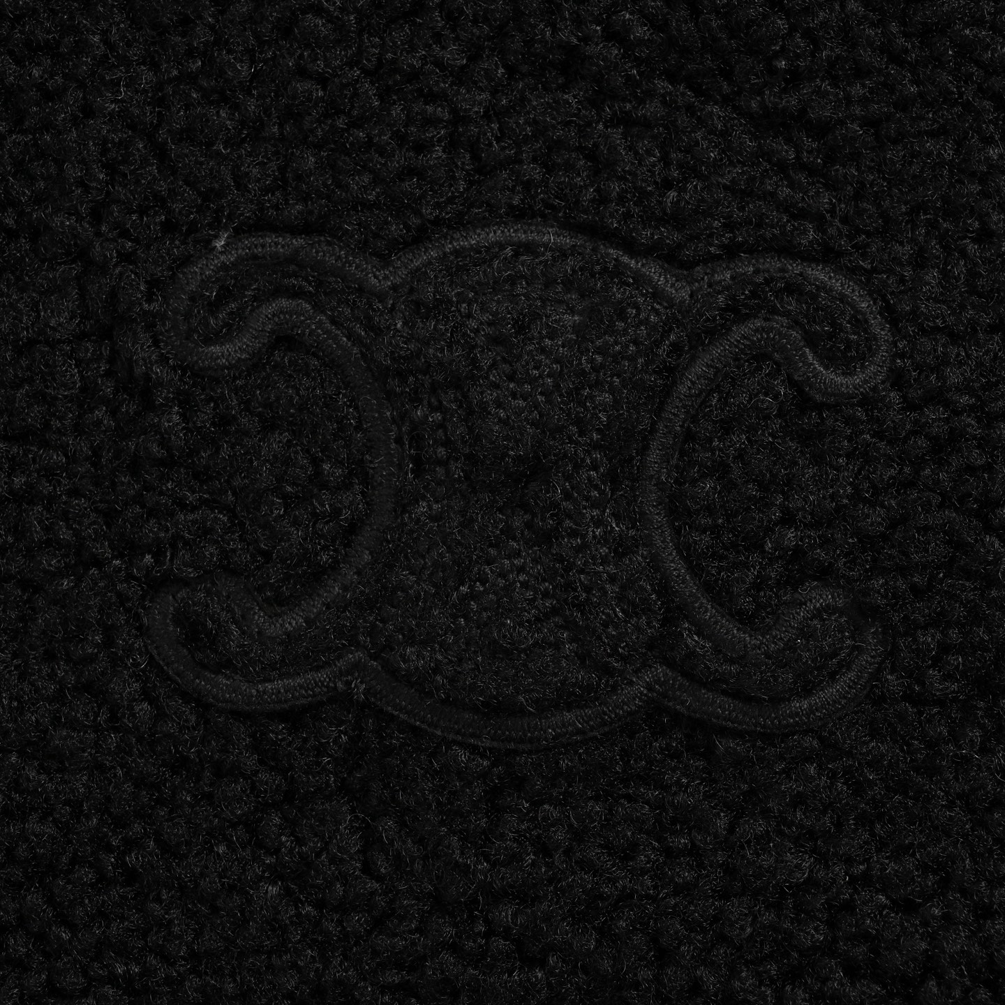 本地自取:💰350
Celine/赛琳 凯旋门绒面棉服外套
涤纶长丝通过针织圆机,将经纱和纬纱相互圈套编织成双面针织结构,正面和背面都是平整的线圈。再通过染色、起毛、梳毛、剪毛、摇粒等一系列流程之后形成的摇粒绒面料。绒面质地柔软,纤维特性使其几乎不吸水,能将汗液迅速排到面料外层并快速蒸发,保持良好的透气性。绒面能锁住空气,再身体周围形成一层不流动的空气层,有效防止热量流失,起到良好的保暖性能。
采用绗缝藤格纹,缝纫师精确调整机器的速度和针脚密度,作业中线迹平滑、均匀。完成之后形成具有规则的斜向绗缝线条,穿脱时不经意间提升整体质感。
将面料和垫衬材料一同紧绷地固定在绣花机框架上,绣花机沿着垫衬层的版迹运用较稀疏的针迹勾勒出图案的填充区域,紧接着运行覆盖层的版迹,用密集的针迹完美地覆盖在泡沫垫衬层之上,从而形成微凸起的凯旋门形状。最后通过整理之后,贴饰边缘无毛刺,图案清晰。
Size:S-XL