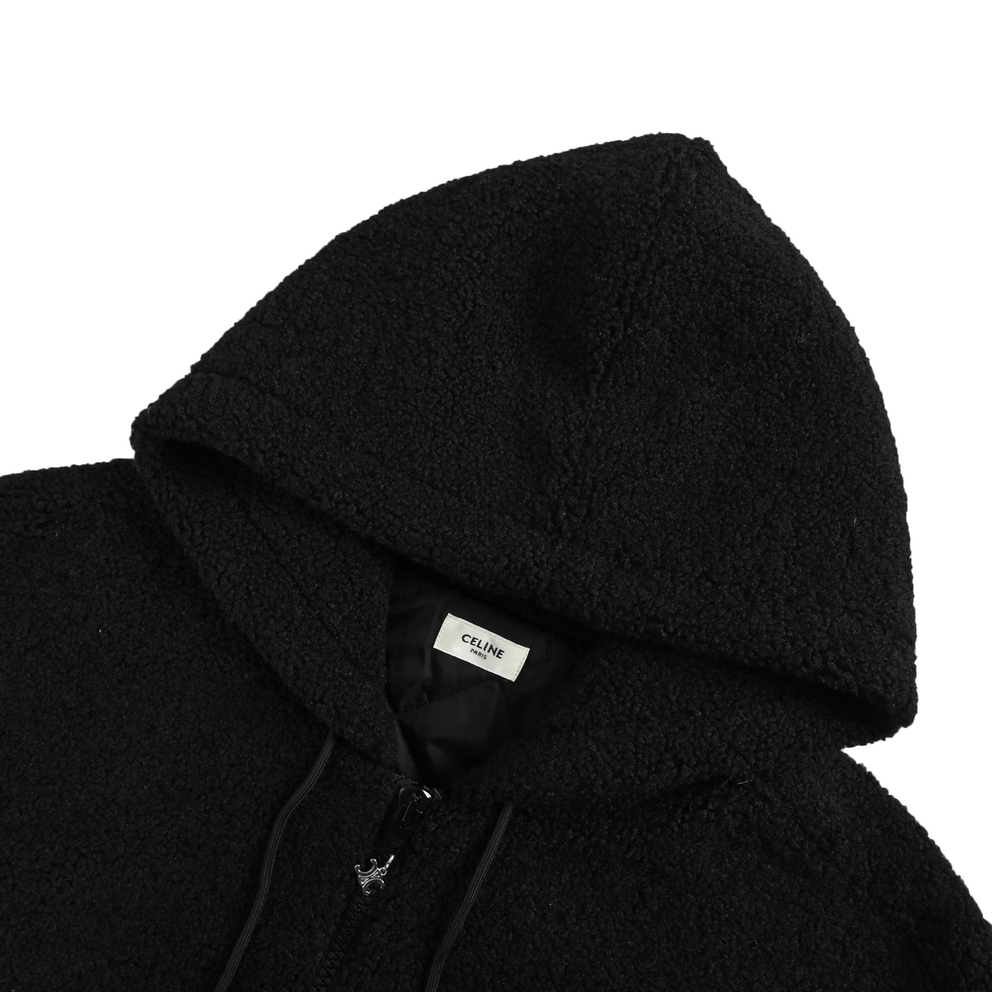 本地自取:💰350
Celine/赛琳 凯旋门绒面棉服外套
涤纶长丝通过针织圆机,将经纱和纬纱相互圈套编织成双面针织结构,正面和背面都是平整的线圈。再通过染色、起毛、梳毛、剪毛、摇粒等一系列流程之后形成的摇粒绒面料。绒面质地柔软,纤维特性使其几乎不吸水,能将汗液迅速排到面料外层并快速蒸发,保持良好的透气性。绒面能锁住空气,再身体周围形成一层不流动的空气层,有效防止热量流失,起到良好的保暖性能。
采用绗缝藤格纹,缝纫师精确调整机器的速度和针脚密度,作业中线迹平滑、均匀。完成之后形成具有规则的斜向绗缝线条,穿脱时不经意间提升整体质感。
将面料和垫衬材料一同紧绷地固定在绣花机框架上,绣花机沿着垫衬层的版迹运用较稀疏的针迹勾勒出图案的填充区域,紧接着运行覆盖层的版迹,用密集的针迹完美地覆盖在泡沫垫衬层之上,从而形成微凸起的凯旋门形状。最后通过整理之后,贴饰边缘无毛刺,图案清晰。
Size:S-XL