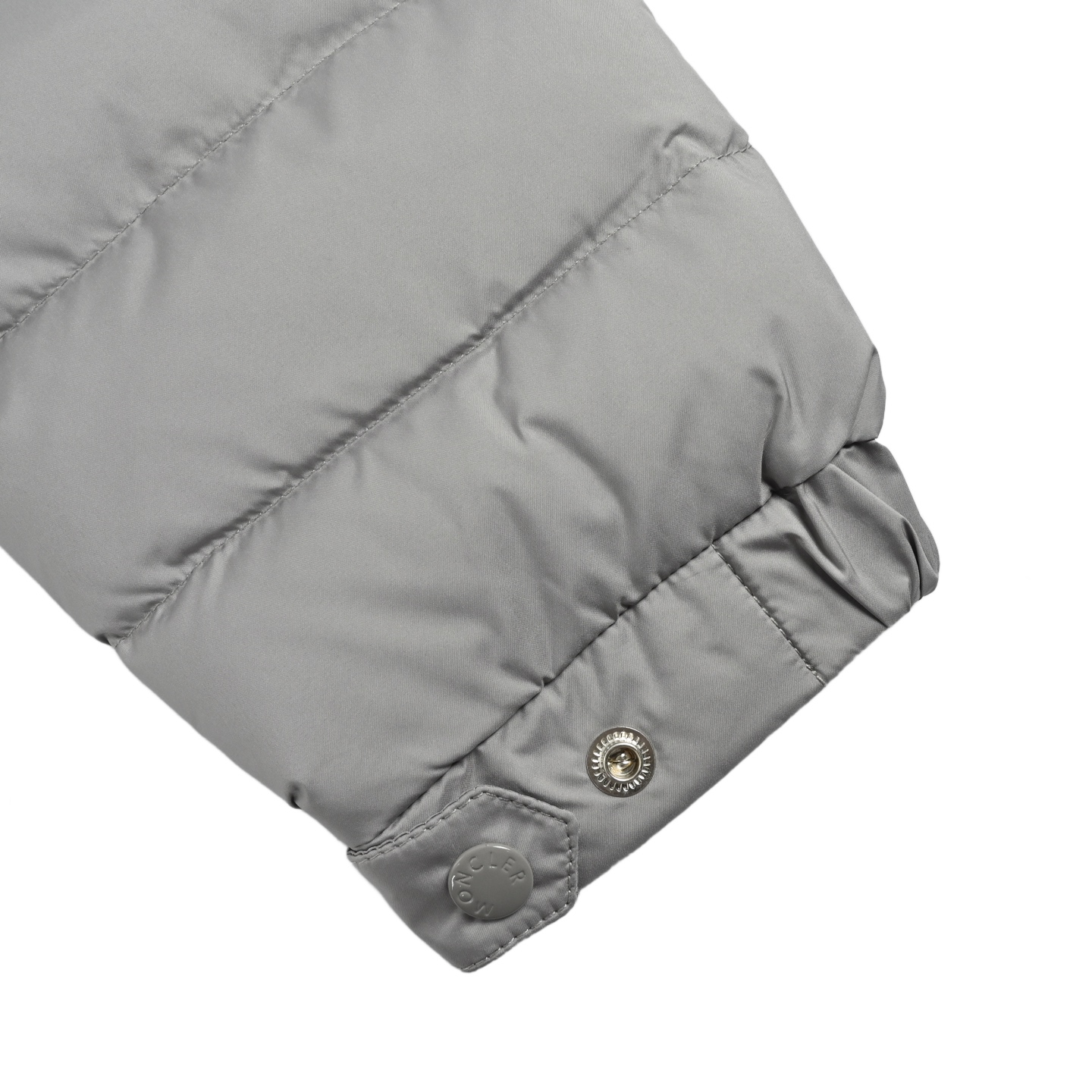 Moncler/蒙口 帽子织带字母印花连帽羽绒服 Moncler这款轻薄帽字母羽绒服 浅灰色