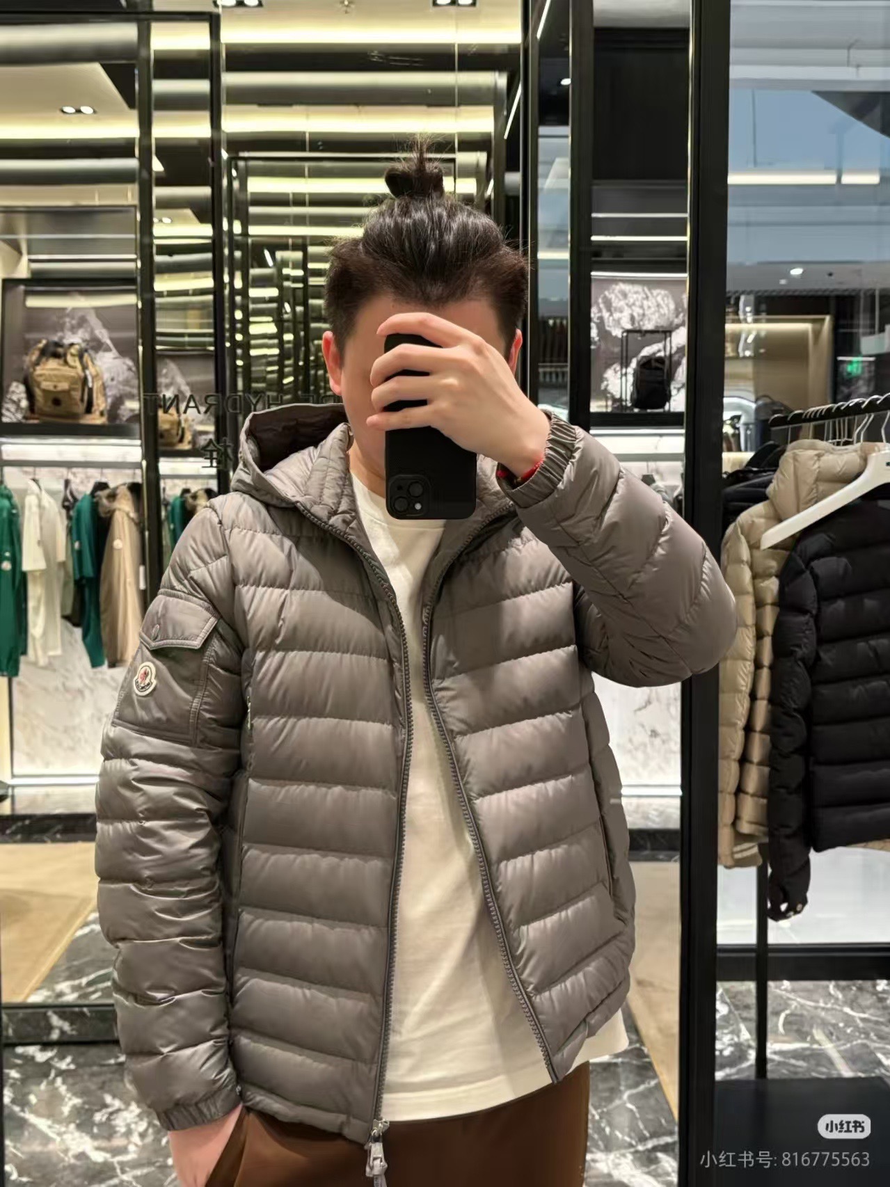 #Moncler/蒙口 帽子织带字母印花连帽羽绒服上身效果