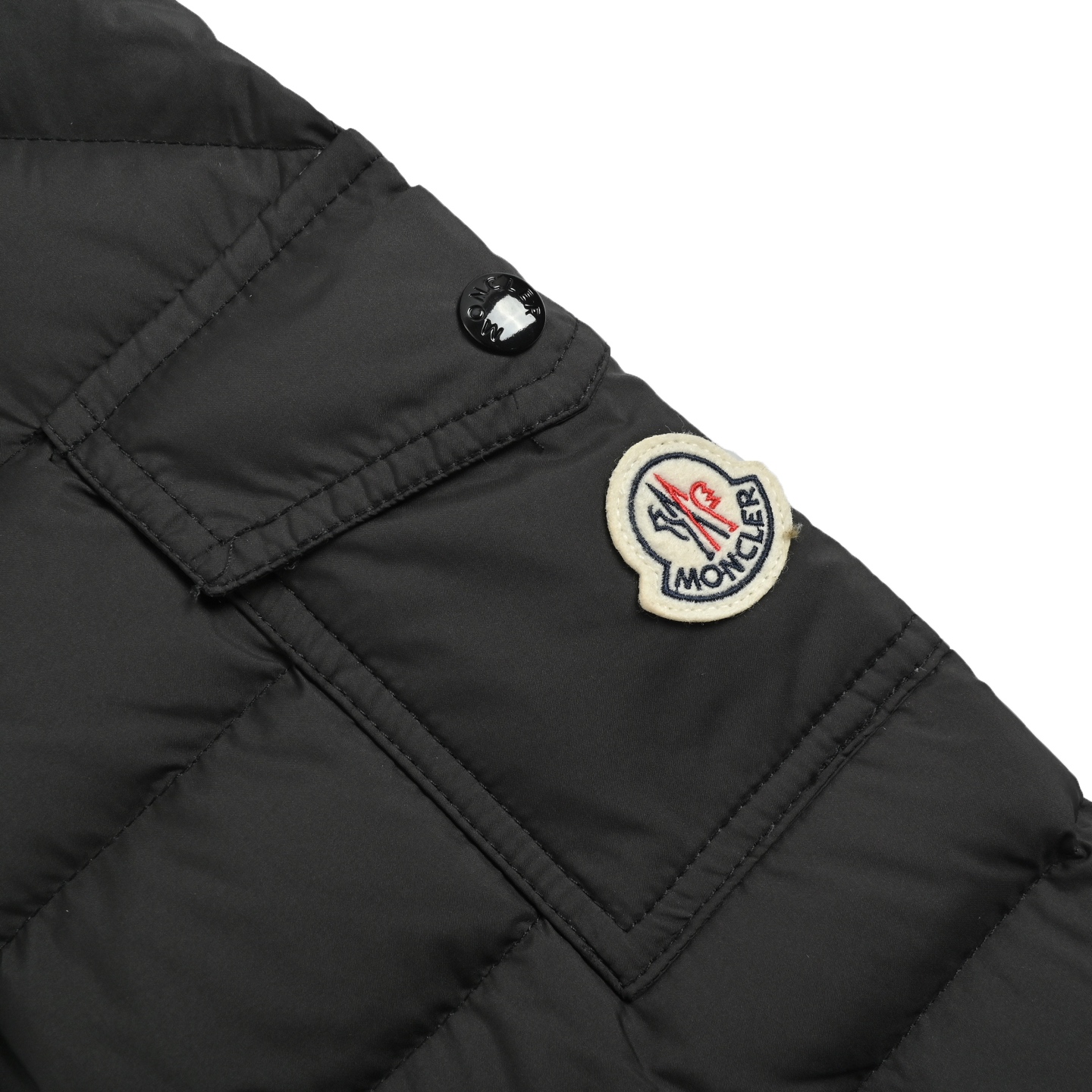 本地自取:💰580
Moncler/蒙口 帽子织带字母印花连帽羽绒服
Moncler这款轻薄帽字母羽绒服,浅灰色简约百搭,聚酯纤维+鸭绒填充,保暖又轻盈,秋冬穿超合适!宽松版型,男女都能驾驭,连帽设计防风实用,拉链+按扣方便穿脱,袖口和下摆弹性收口,防风效果up↑。日常通勤、户外活动都能穿,搭配牛仔裤或休闲裤,轻松get时髦感
Size:1-5