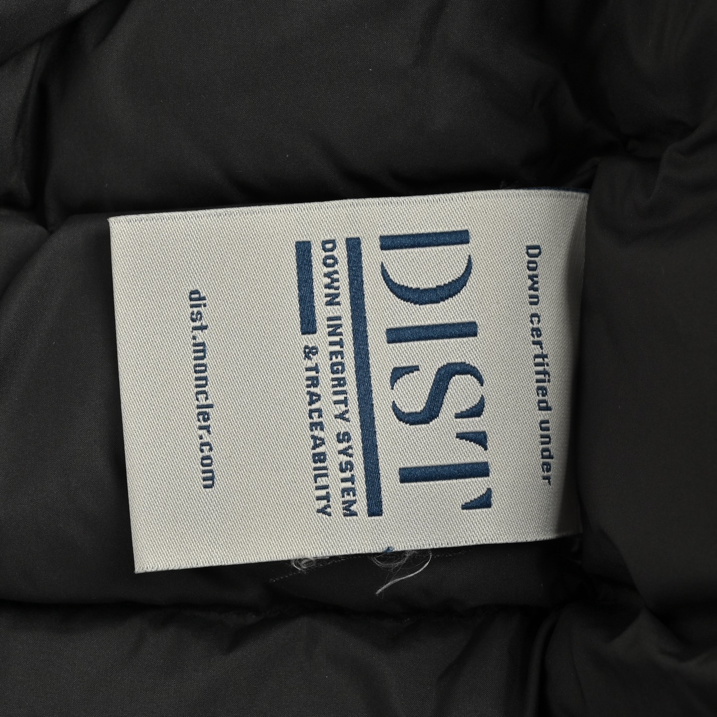 本地自取:💰580
Moncler/蒙口 帽子织带字母印花连帽羽绒服
Moncler这款轻薄帽字母羽绒服,浅灰色简约百搭,聚酯纤维+鸭绒填充,保暖又轻盈,秋冬穿超合适!宽松版型,男女都能驾驭,连帽设计防风实用,拉链+按扣方便穿脱,袖口和下摆弹性收口,防风效果up↑。日常通勤、户外活动都能穿,搭配牛仔裤或休闲裤,轻松get时髦感
Size:1-5