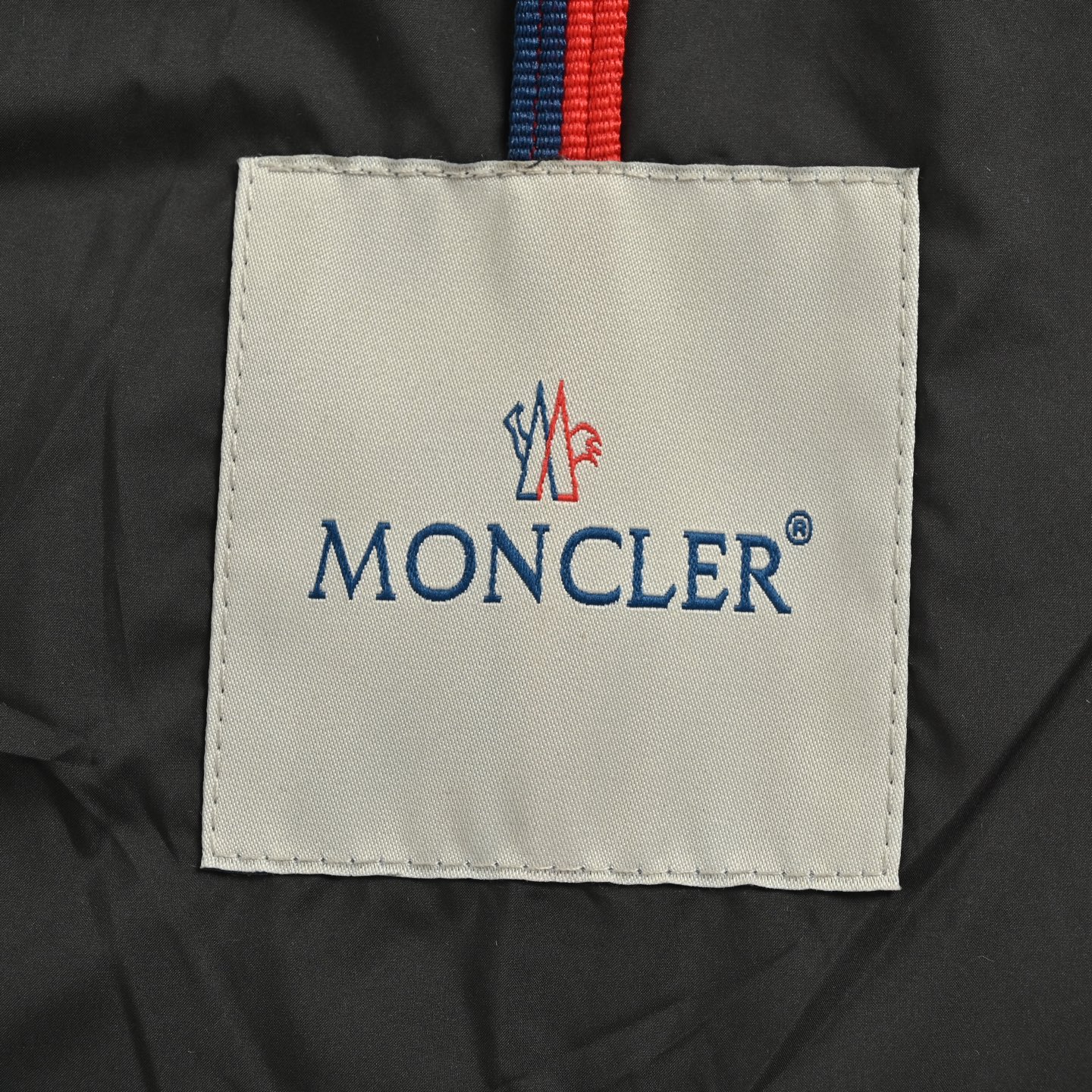 本地自取:💰580
Moncler/蒙口 帽子织带字母印花连帽羽绒服
Moncler这款轻薄帽字母羽绒服,浅灰色简约百搭,聚酯纤维+鸭绒填充,保暖又轻盈,秋冬穿超合适!宽松版型,男女都能驾驭,连帽设计防风实用,拉链+按扣方便穿脱,袖口和下摆弹性收口,防风效果up↑。日常通勤、户外活动都能穿,搭配牛仔裤或休闲裤,轻松get时髦感
Size:1-5