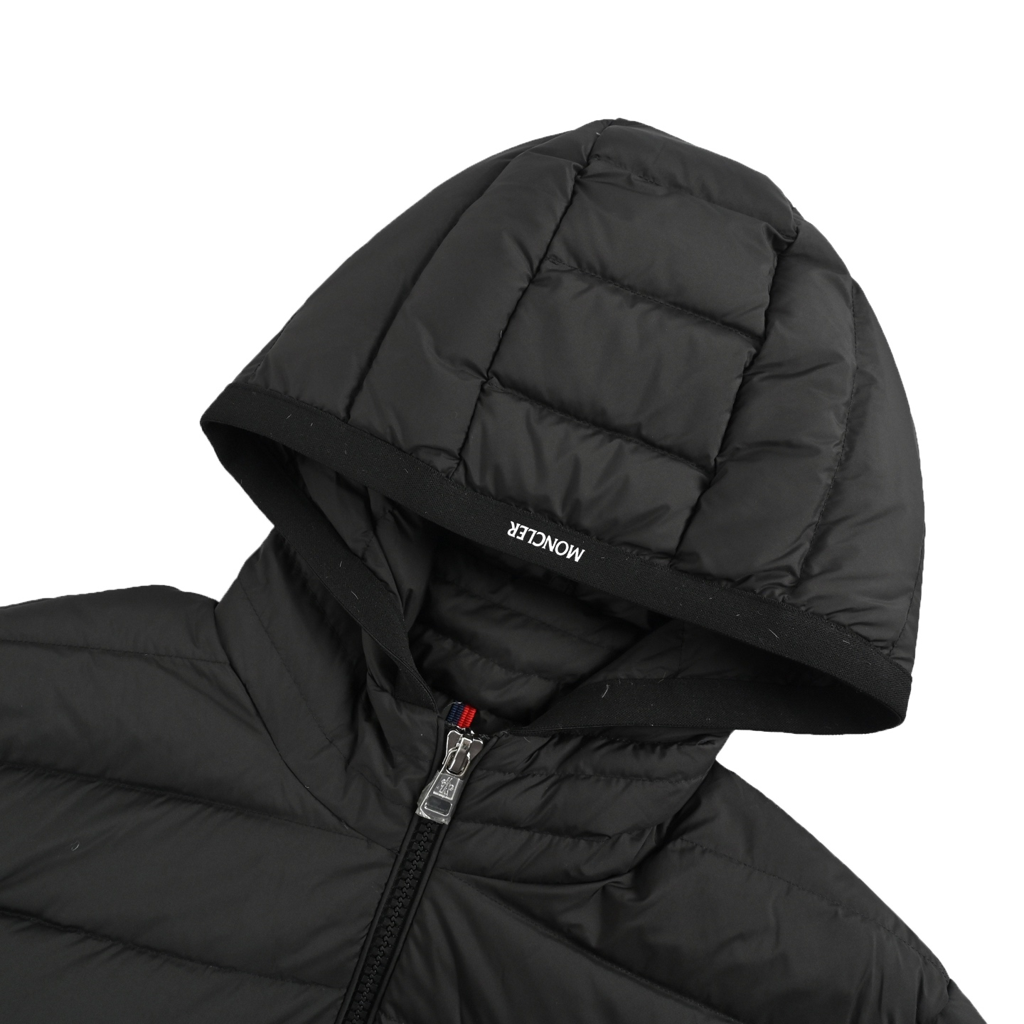 本地自取:💰580
Moncler/蒙口 帽子织带字母印花连帽羽绒服
Moncler这款轻薄帽字母羽绒服,浅灰色简约百搭,聚酯纤维+鸭绒填充,保暖又轻盈,秋冬穿超合适!宽松版型,男女都能驾驭,连帽设计防风实用,拉链+按扣方便穿脱,袖口和下摆弹性收口,防风效果up↑。日常通勤、户外活动都能穿,搭配牛仔裤或休闲裤,轻松get时髦感
Size:1-5