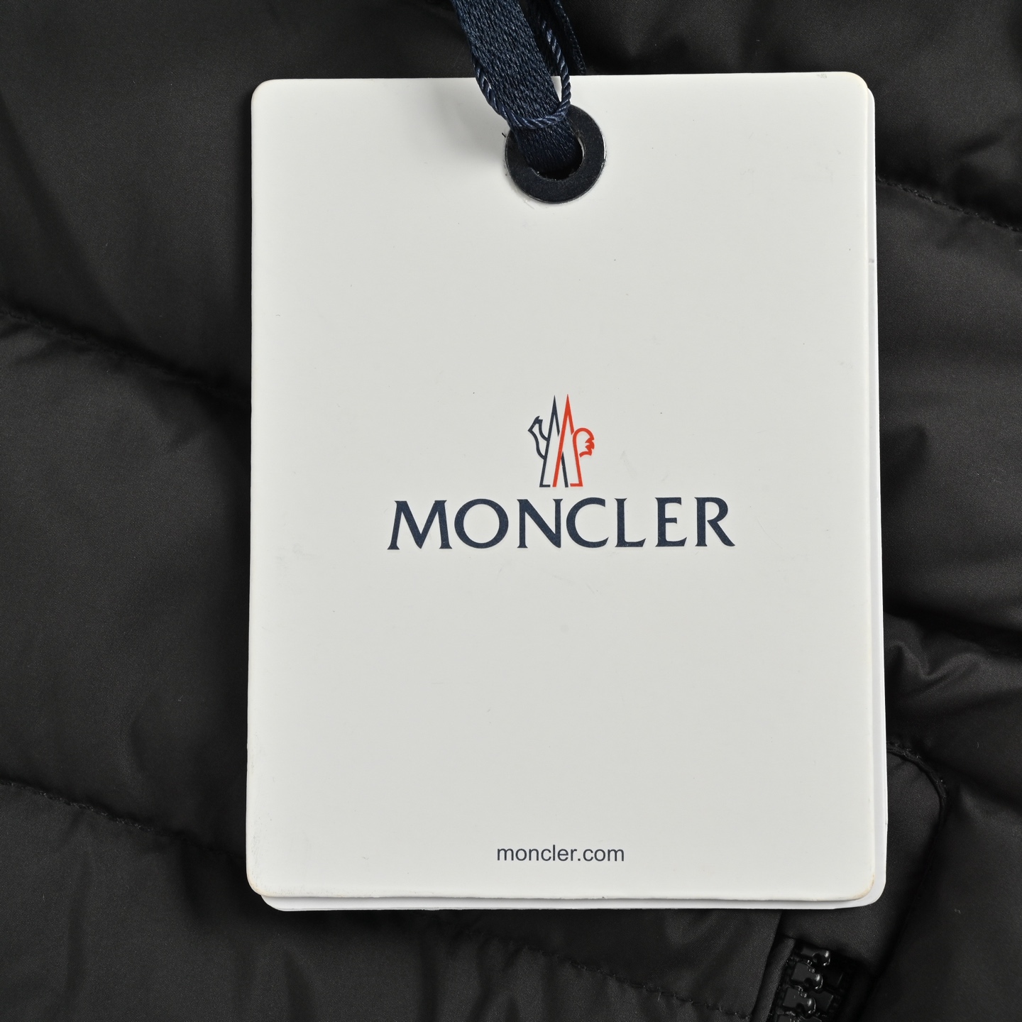 本地自取:💰580
Moncler/蒙口 帽子织带字母印花连帽羽绒服
Moncler这款轻薄帽字母羽绒服,浅灰色简约百搭,聚酯纤维+鸭绒填充,保暖又轻盈,秋冬穿超合适!宽松版型,男女都能驾驭,连帽设计防风实用,拉链+按扣方便穿脱,袖口和下摆弹性收口,防风效果up↑。日常通勤、户外活动都能穿,搭配牛仔裤或休闲裤,轻松get时髦感
Size:1-5