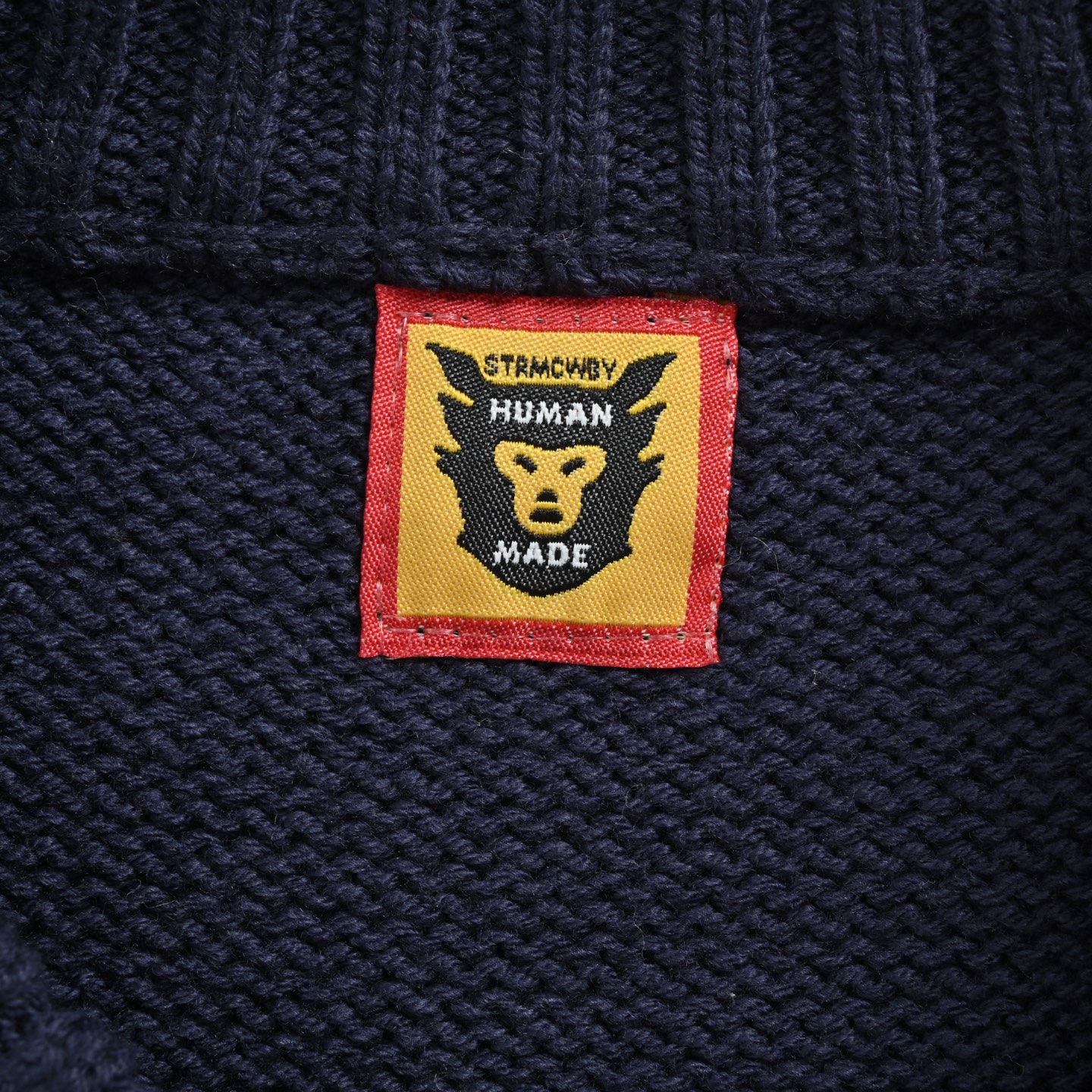 HUMAN MADE 小狗提花毛衣 HUMAN MADE 以Vintage风格的复古感设计而闻名HUMAN的毛衣款式已经完全拿捏了