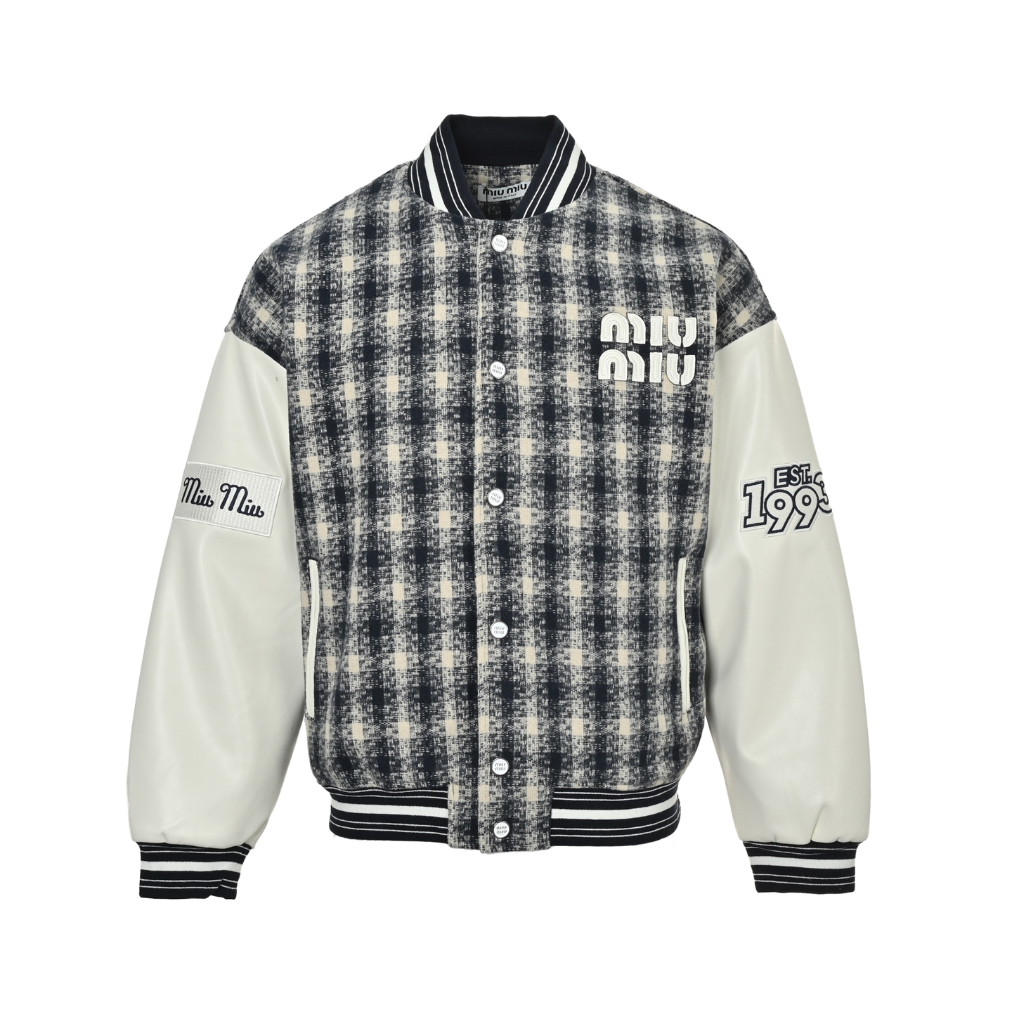 本地自取: Miumiu/缪缪 贴布刺绣拼接棒球服夹克外套 温馨提示:建议手洗或者干洗 今年格外火爆 棒球服外套,市场各级版本都有(细节你们一定要对比)最牛X的实力品控 生产研究棒球服7个年头 细节精致 拥有它,你就是全宇宙的最靓的仔. 烤漆面全平面四合扣(纽扣带LOGO),面料定制就发了一个多月 不是市面现成的 采用毛昵混纺,定织定染 拥有较高的色牢度 初次洗涤还是建议手洗或者干洗 《下摆的针织罗纹定织》, 内衬是丝滑细腻的铜氨纤维材质,直接贴身穿着 舒适无比,重磅单品,代购版本!