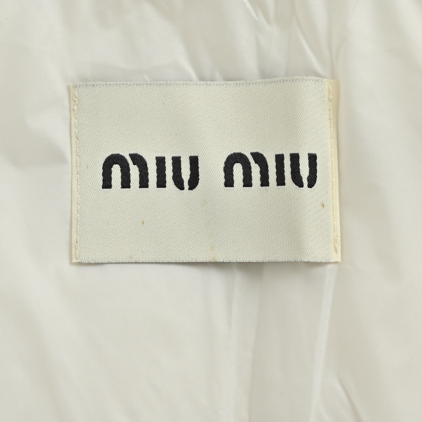 本地自取:💰450
Miu Miu/缪缪 格子面包短款羽绒服
95国标白鸭绒填充 非常厚实蓬松 且很轻!保暖性一流 定了近一个月面料~完全零色差 真正的免代购品质!大家擦亮眼睛 挑好货 性价比非常高 ¹
Size:36 38 40 42