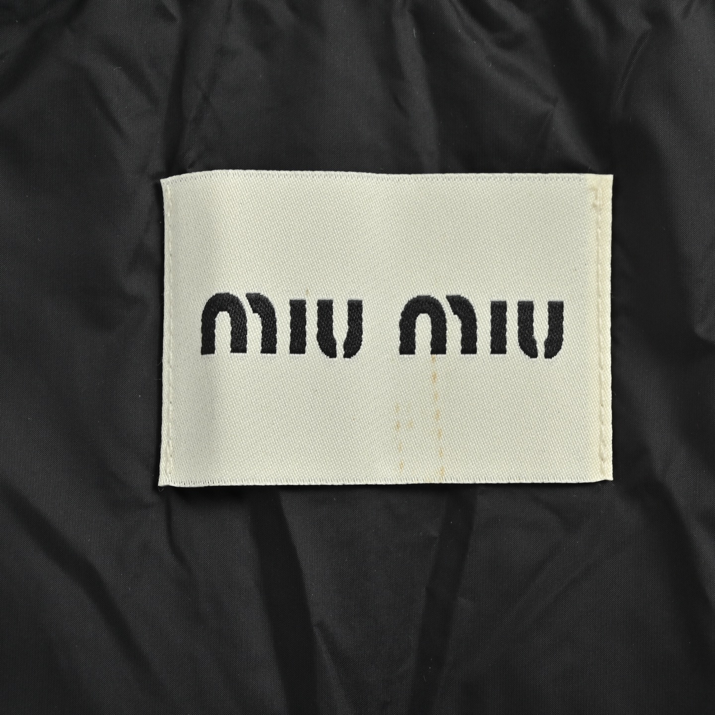 本地自取:💰450
Miu Miu/缪缪 格子面包短款羽绒服
95国标白鸭绒填充 非常厚实蓬松 且很轻!保暖性一流 定了近一个月面料~完全零色差 真正的免代购品质!大家擦亮眼睛 挑好货 性价比非常高 ¹
Size:36 38 40 42