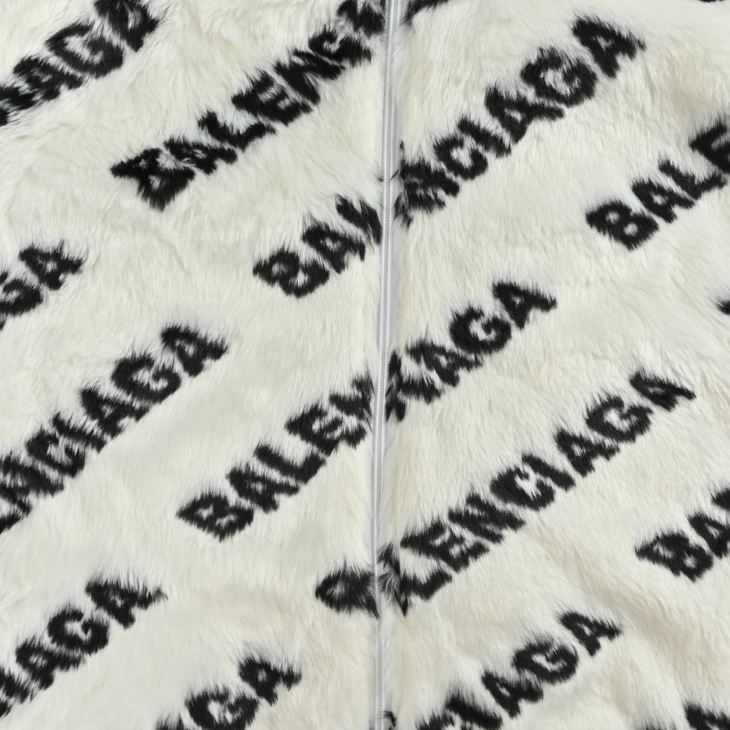 Balenciaga/巴黎世家 满印弹幕兔毛皮草外套 白色