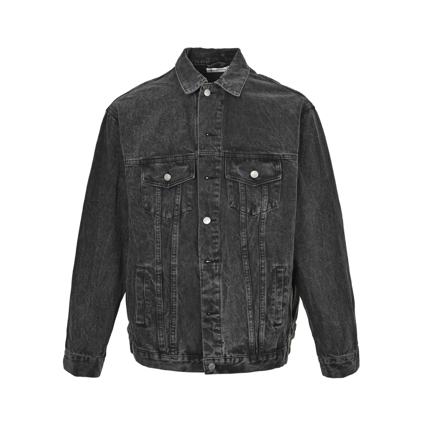 本地自取:  💰260
Balenciaga/巴黎世家 后背烫钻字母牛仔外套
黑色牛仔外套常备基础 背后烫钻字母设计 非常经典的款 logo满钻A爆 第一眼就爱上！
采用水洗牛仔面料舒适透气，经过多重工艺水洗打造做旧复古黑灰色，
背后水钻经过超细致的高温压烫，不易脱落超精致，尽显施华洛世奇水钻的感角，
满满的高级感很机车，尽显奢华 经典耐穿！休闲宽松版型，慵懒随意，无敌显瘦，
男女同款，随意搭配卫裤阔腿裤都很潮，成为时髦小哥哥小姐姐们必备的牛仔外套！
Size:46 48 50 52