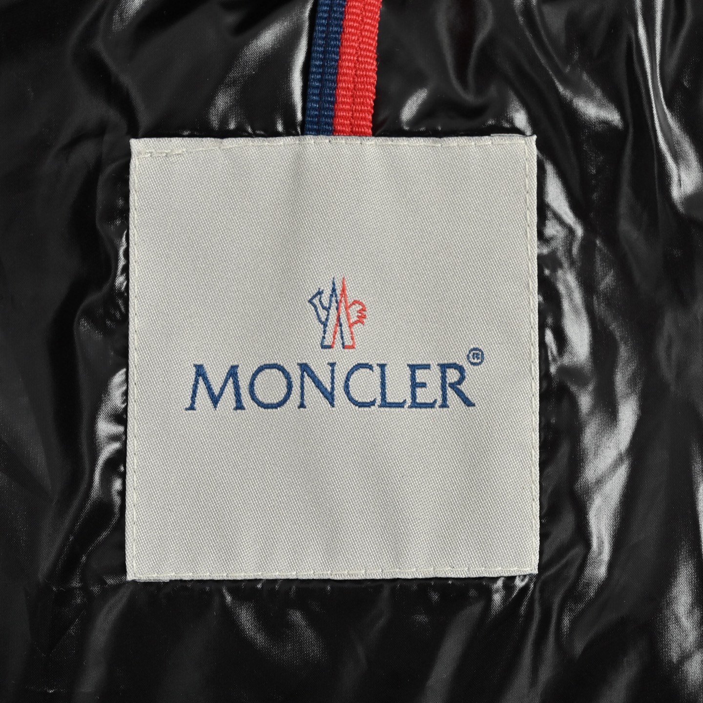 Moncler/蒙口 雾面玛雅长款羽绒服 这款长款羽绒服彰显Moncler的风格特色
