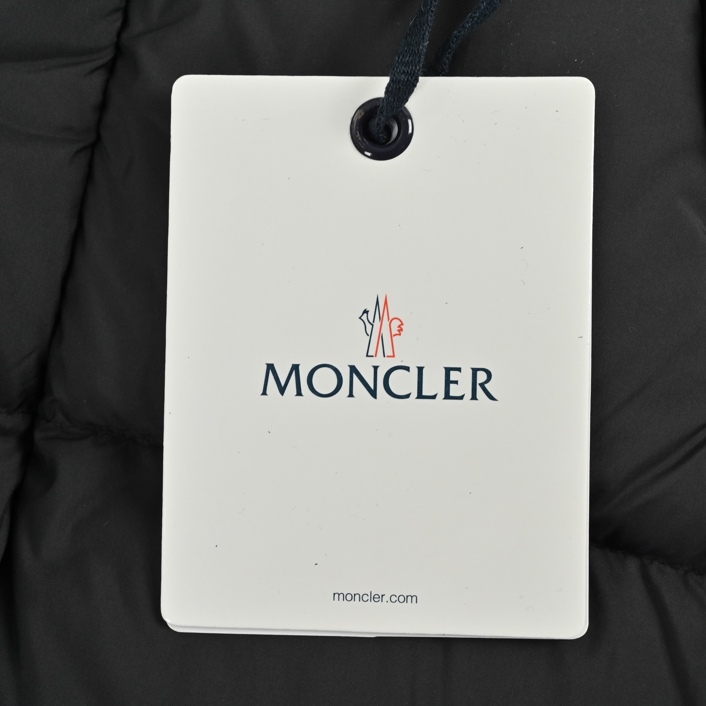 Moncler/蒙口 雾面玛雅长款羽绒服 这款长款羽绒服彰显Moncler的风格特色