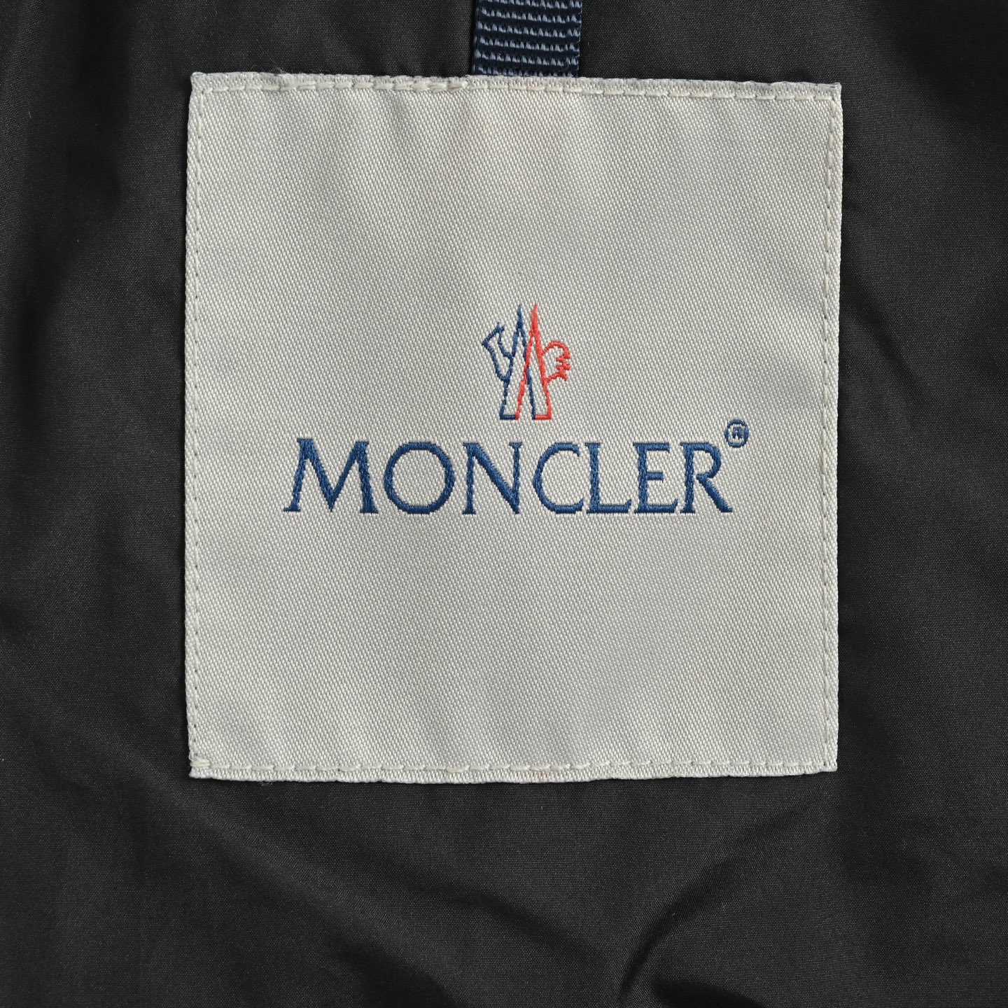 Moncler/蒙口 25Fw 大双口袋收腰女士羽绒服 黑色白色