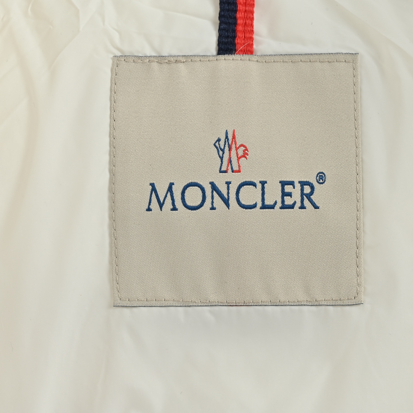 本地自取:💰780
Moncler/蒙口 腰带束腰毛领连帽女士短款羽绒服
Boed女士羽绒夹克采用longue saison面料制成,点缀皮毛饰边,提供温暖呵护。
(⚠️芬兰进口狐狸毛领,毛领当然要大一些才好看)
Boed羽绒夹克采用柔美廓形设计,配有精美腰带,打造考究典雅的冬季造型。采用longue saison面料制成,兜帽点缀羊毛饰边。
详情
•采用longue saison面料制成
•Longue saison衬里
•90白鸭绒填充羽绒
•兜帽配有可拆卸羊毛饰边
•双向拉链开合
•松紧腰带,搭配漆面按扣
•拉链开合横向口袋,点缀罗缎滚边
•可调节弹性袖口
Size:1-4 纯女款
