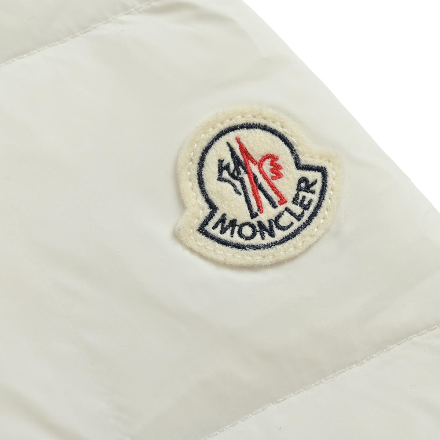 本地自取:💰780
Moncler/蒙口 腰带束腰毛领连帽女士短款羽绒服
Boed女士羽绒夹克采用longue saison面料制成,点缀皮毛饰边,提供温暖呵护。
(⚠️芬兰进口狐狸毛领,毛领当然要大一些才好看)
Boed羽绒夹克采用柔美廓形设计,配有精美腰带,打造考究典雅的冬季造型。采用longue saison面料制成,兜帽点缀羊毛饰边。
详情
•采用longue saison面料制成
•Longue saison衬里
•90白鸭绒填充羽绒
•兜帽配有可拆卸羊毛饰边
•双向拉链开合
•松紧腰带,搭配漆面按扣
•拉链开合横向口袋,点缀罗缎滚边
•可调节弹性袖口
Size:1-4 纯女款