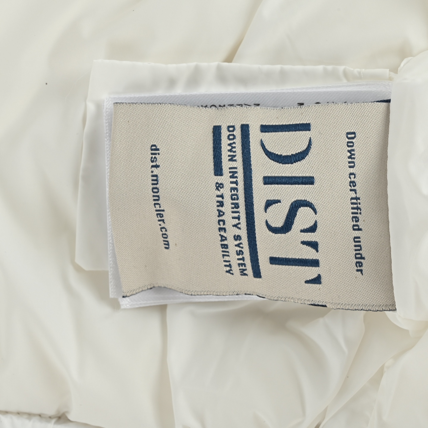 本地自取:💰780
Moncler/蒙口 腰带束腰毛领连帽女士短款羽绒服
Boed女士羽绒夹克采用longue saison面料制成,点缀皮毛饰边,提供温暖呵护。
(⚠️芬兰进口狐狸毛领,毛领当然要大一些才好看)
Boed羽绒夹克采用柔美廓形设计,配有精美腰带,打造考究典雅的冬季造型。采用longue saison面料制成,兜帽点缀羊毛饰边。
详情
•采用longue saison面料制成
•Longue saison衬里
•90白鸭绒填充羽绒
•兜帽配有可拆卸羊毛饰边
•双向拉链开合
•松紧腰带,搭配漆面按扣
•拉链开合横向口袋,点缀罗缎滚边
•可调节弹性袖口
Size:1-4 纯女款