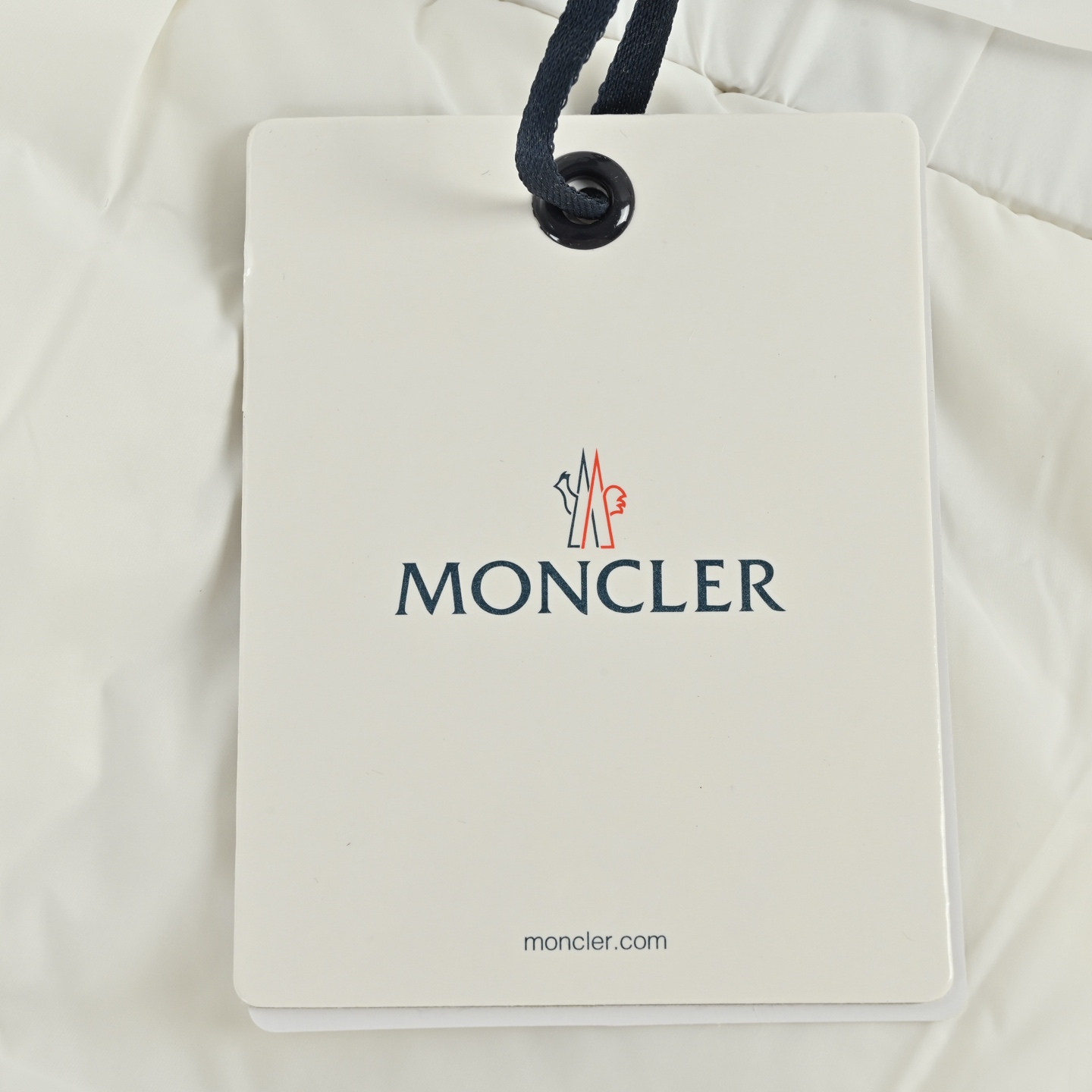 本地自取:💰780
Moncler/蒙口 腰带束腰毛领连帽女士短款羽绒服
Boed女士羽绒夹克采用longue saison面料制成,点缀皮毛饰边,提供温暖呵护。
(⚠️芬兰进口狐狸毛领,毛领当然要大一些才好看)
Boed羽绒夹克采用柔美廓形设计,配有精美腰带,打造考究典雅的冬季造型。采用longue saison面料制成,兜帽点缀羊毛饰边。
详情
•采用longue saison面料制成
•Longue saison衬里
•90白鸭绒填充羽绒
•兜帽配有可拆卸羊毛饰边
•双向拉链开合
•松紧腰带,搭配漆面按扣
•拉链开合横向口袋,点缀罗缎滚边
•可调节弹性袖口
Size:1-4 纯女款