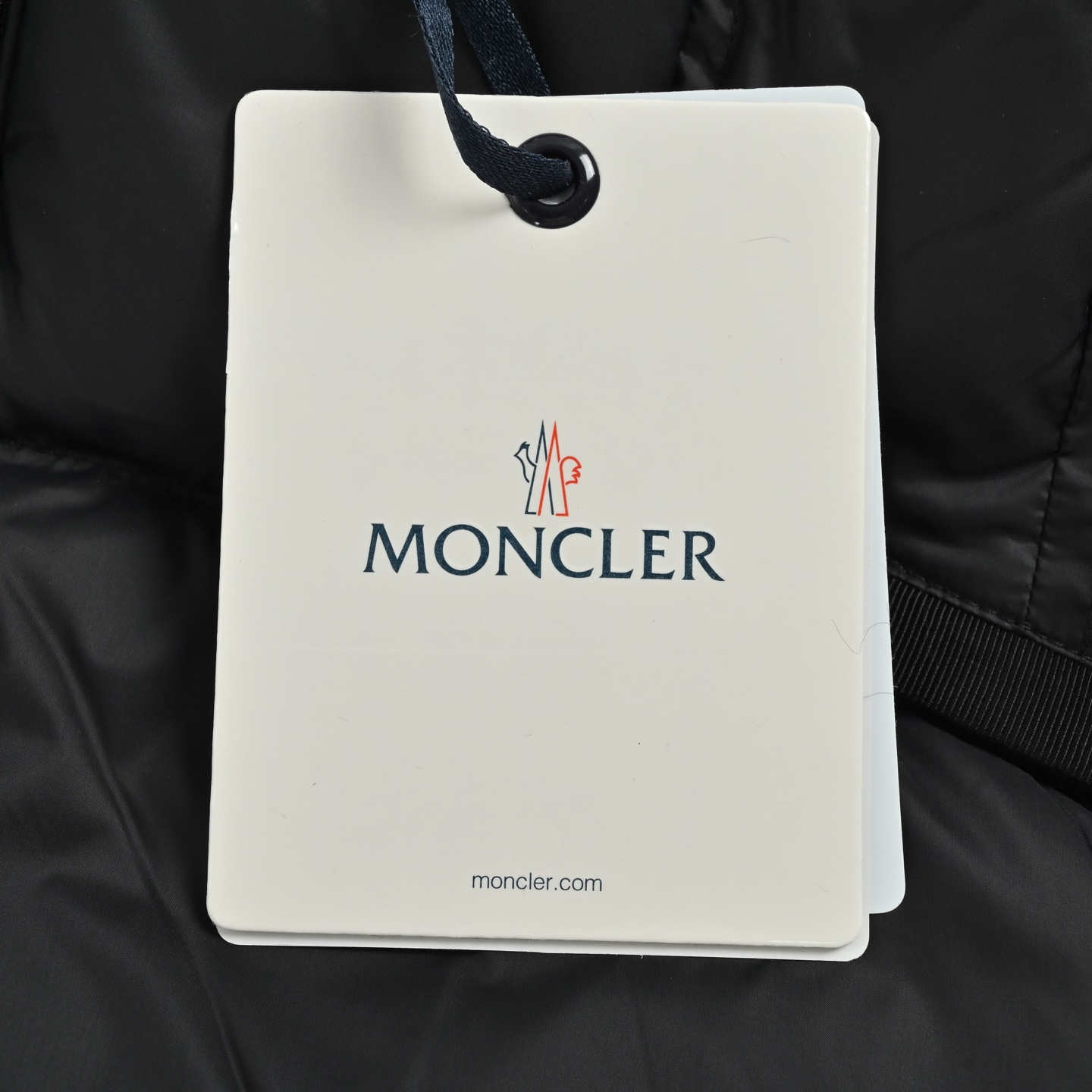 本地自取:💰780
Moncler/蒙口 腰带束腰毛领连帽女士短款羽绒服
Boed女士羽绒夹克采用longue saison面料制成,点缀皮毛饰边,提供温暖呵护。
(⚠️芬兰进口狐狸毛领,毛领当然要大一些才好看)
Boed羽绒夹克采用柔美廓形设计,配有精美腰带,打造考究典雅的冬季造型。采用longue saison面料制成,兜帽点缀羊毛饰边。
详情
•采用longue saison面料制成
•Longue saison衬里
•90白鸭绒填充羽绒
•兜帽配有可拆卸羊毛饰边
•双向拉链开合
•松紧腰带,搭配漆面按扣
•拉链开合横向口袋,点缀罗缎滚边
•可调节弹性袖口
Size:1-4 纯女款