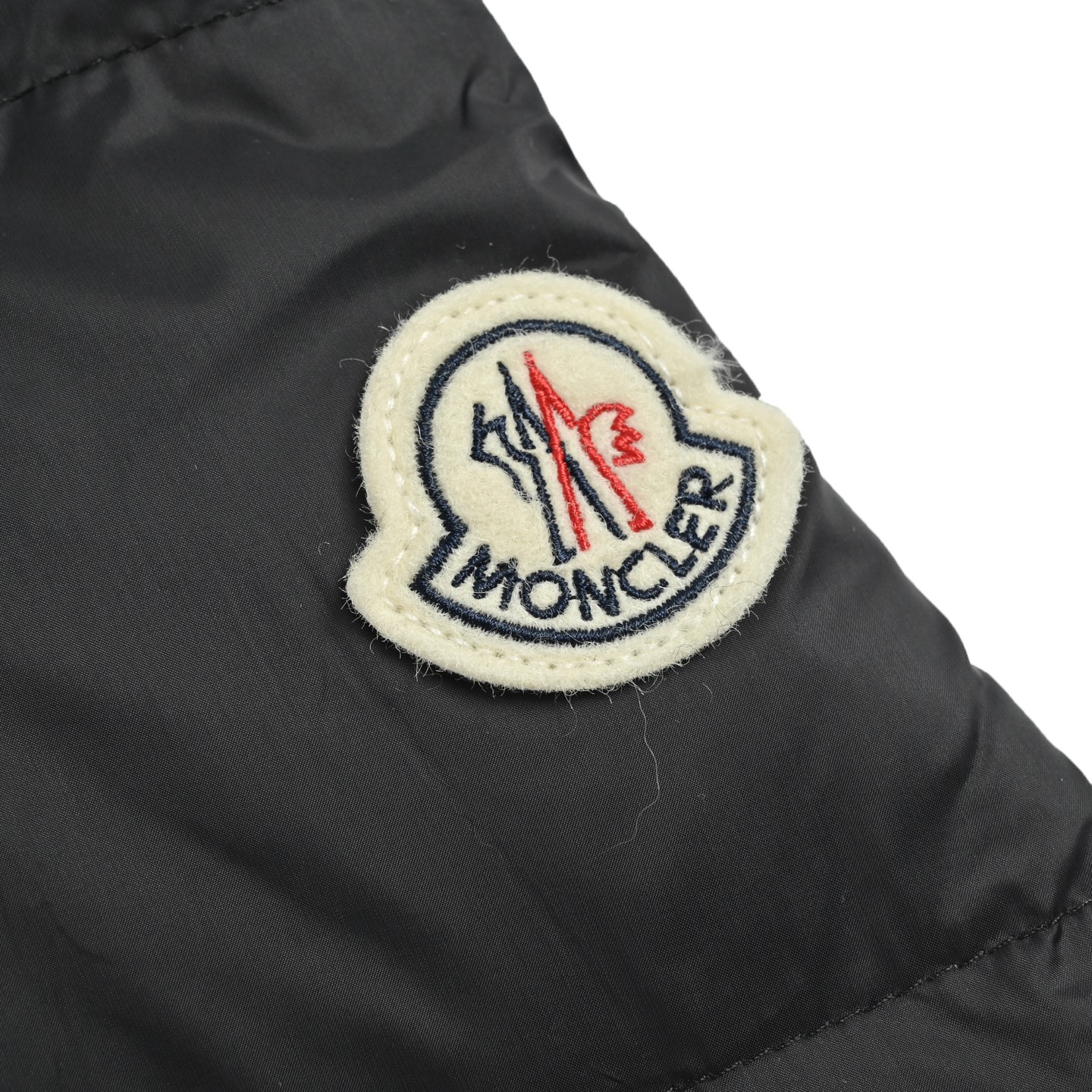 Moncler/蒙口 腰带束腰毛领连帽女士短款羽绒服