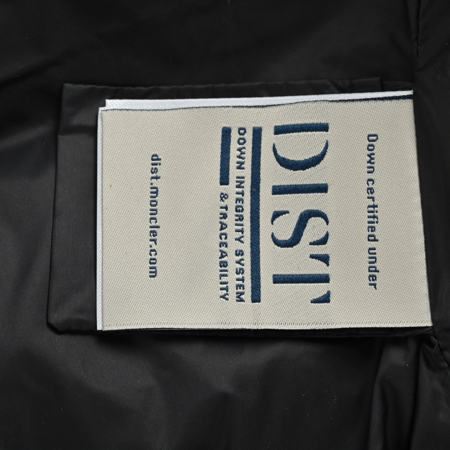 本地自取:💰780
Moncler/蒙口 腰带束腰毛领连帽女士短款羽绒服
Boed女士羽绒夹克采用longue saison面料制成,点缀皮毛饰边,提供温暖呵护。
(⚠️芬兰进口狐狸毛领,毛领当然要大一些才好看)
Boed羽绒夹克采用柔美廓形设计,配有精美腰带,打造考究典雅的冬季造型。采用longue saison面料制成,兜帽点缀羊毛饰边。
详情
•采用longue saison面料制成
•Longue saison衬里
•90白鸭绒填充羽绒
•兜帽配有可拆卸羊毛饰边
•双向拉链开合
•松紧腰带,搭配漆面按扣
•拉链开合横向口袋,点缀罗缎滚边
•可调节弹性袖口
Size:1-4 纯女款